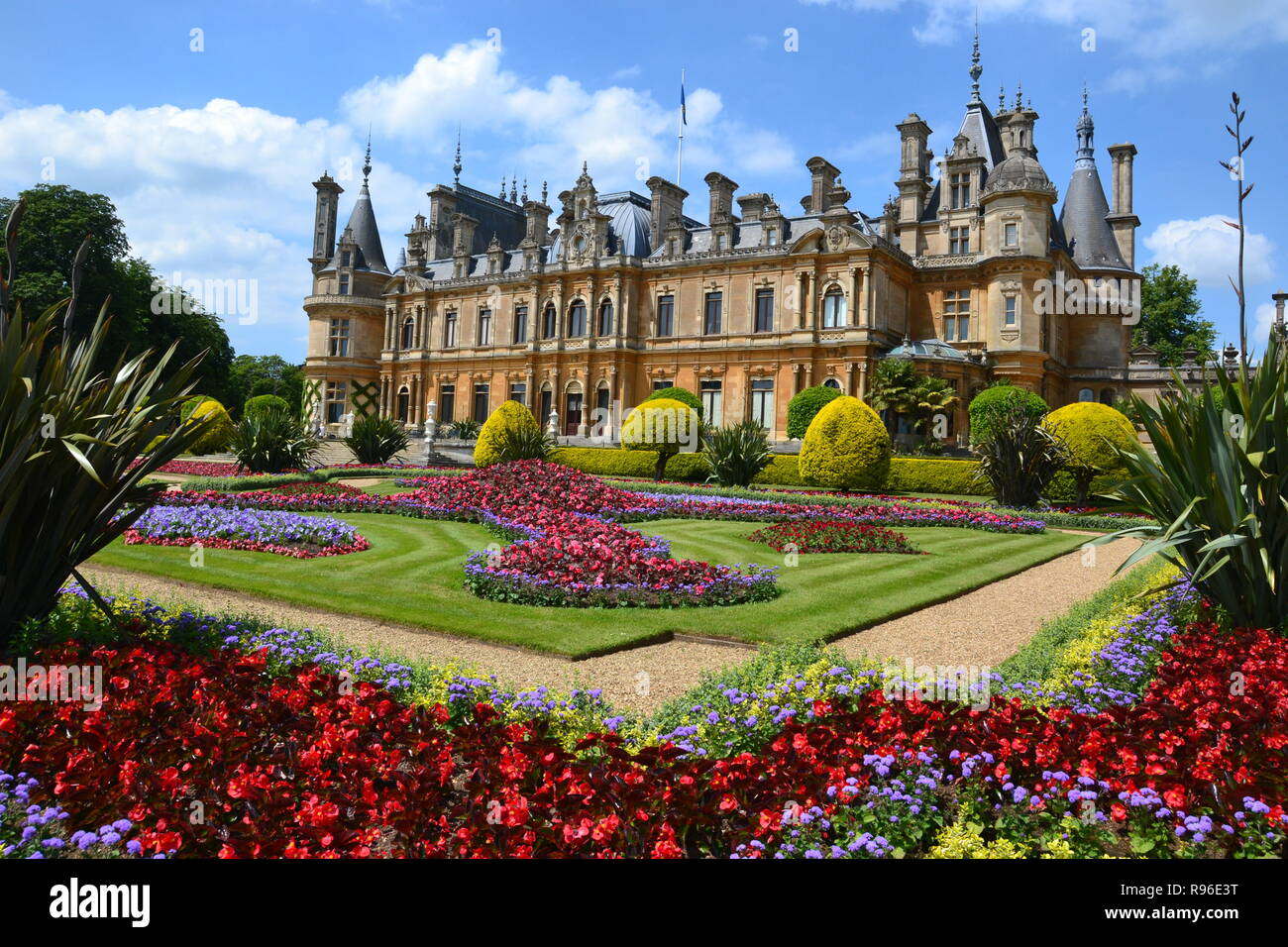 Waddesdon Manor, Aylesbury, Buckinghamshire. Regno Unito. Parterre giardini sul retro della casa. Foto Stock
