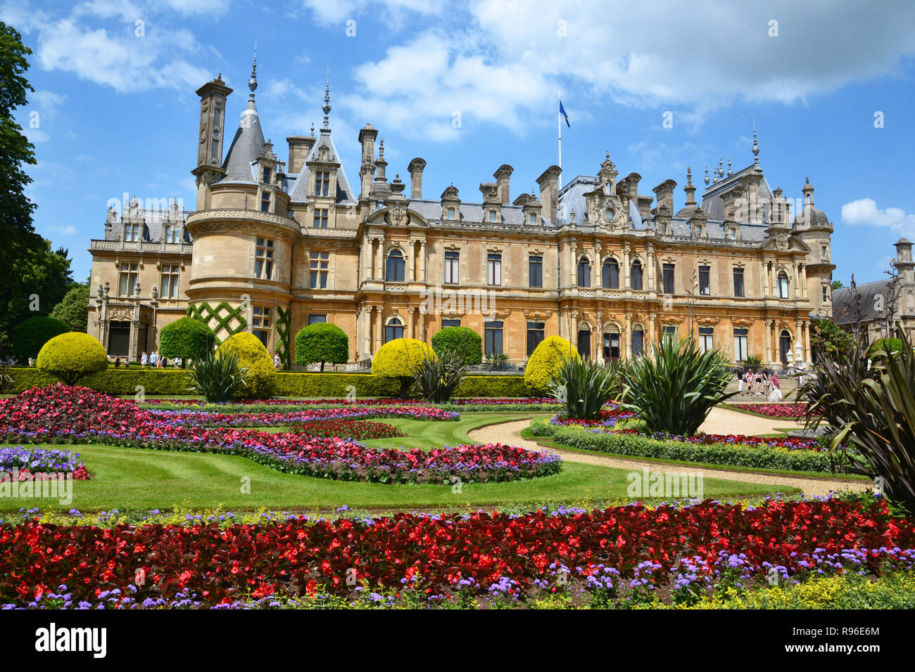 Waddesdon Manor, Aylesbury, Buckinghamshire. Regno Unito. Parterre giardini sul retro della casa. Foto Stock