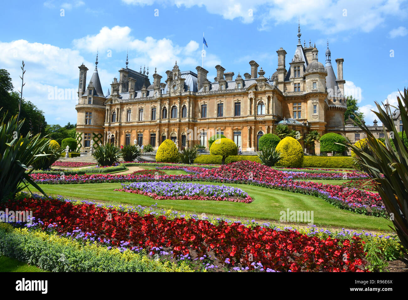 Waddesdon Manor, Aylesbury, Buckinghamshire. Regno Unito. Parterre giardini sul retro della casa. Foto Stock