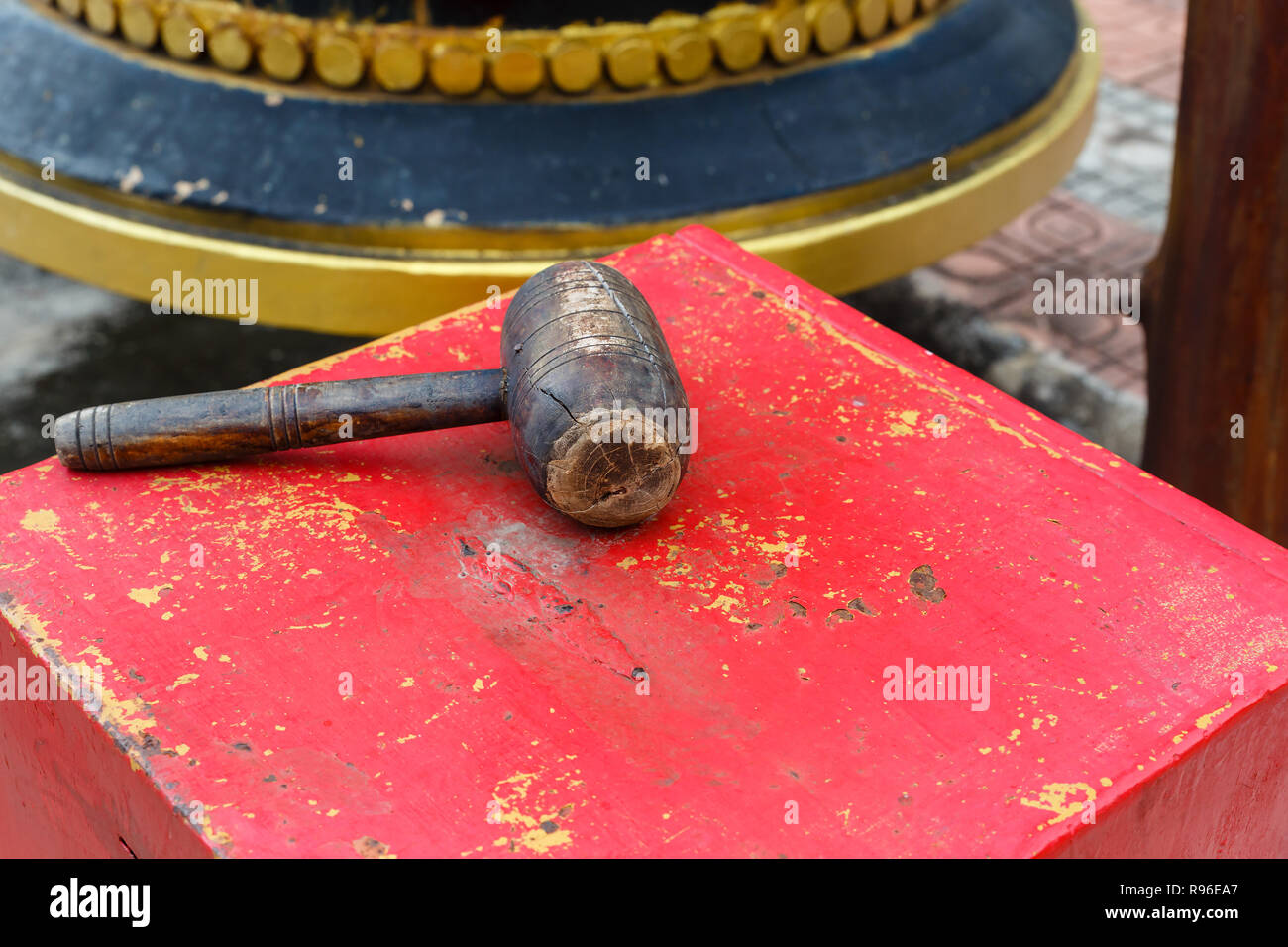 Martello di legno per colpire la campana Foto stock - Alamy