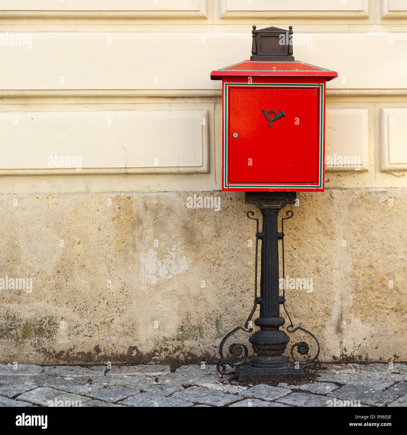 Tradizionale cassetta postale rosso su nero ferro battuto stand nella piazza principale di Sopron, Ungheria. Foto Stock
