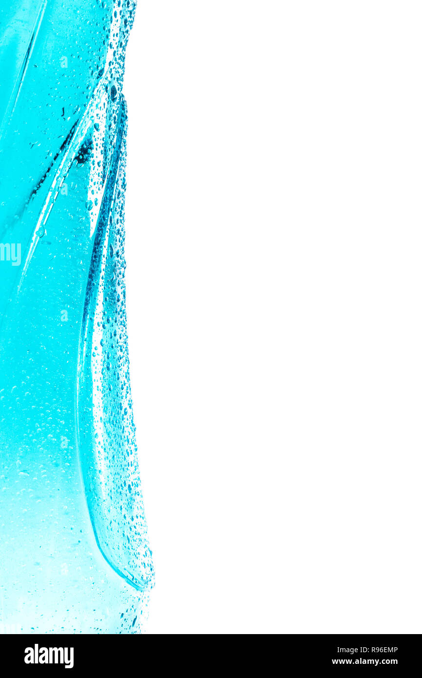 PET blu bottiglia di plastica dettaglio isolato su bianco con copia spazio. Foto Stock