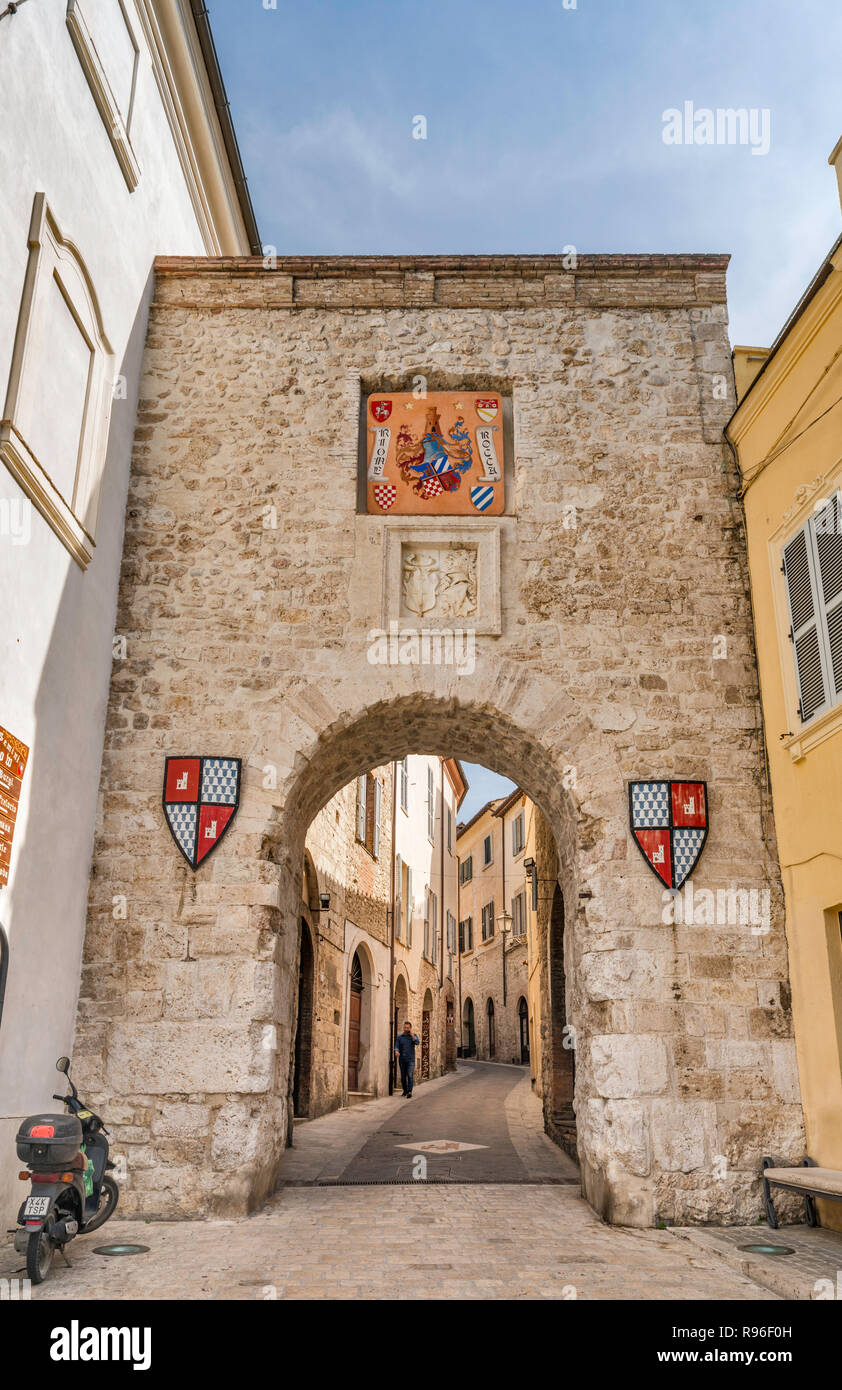 Porta Burgi, xii secolo porta a Via Casventino, vista da Piazza San Francesco, il centro storico di San Gemini, Umbria, Italia Foto Stock