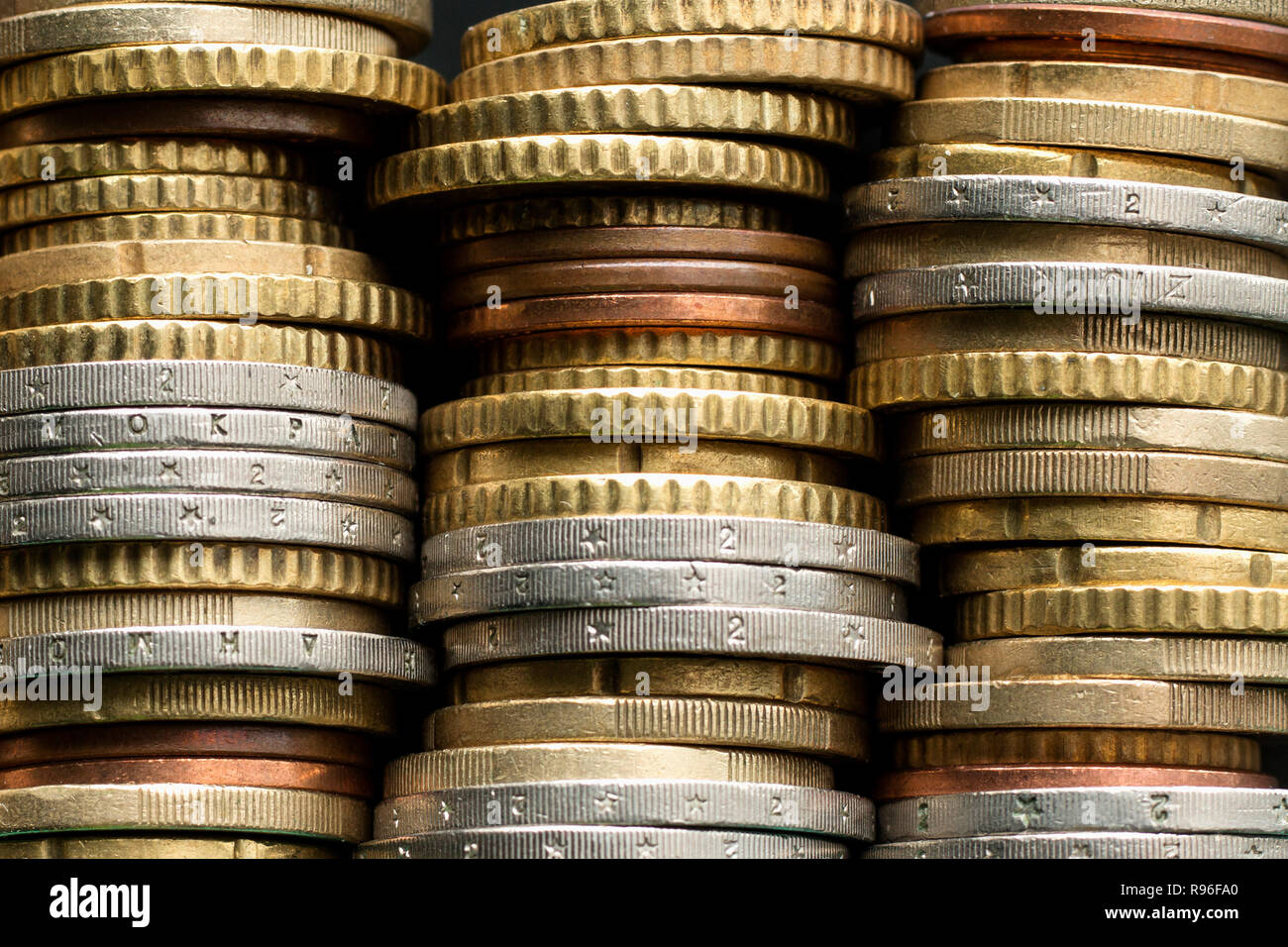 Pile di monete in euro. Sfondo di denaro Foto Stock
