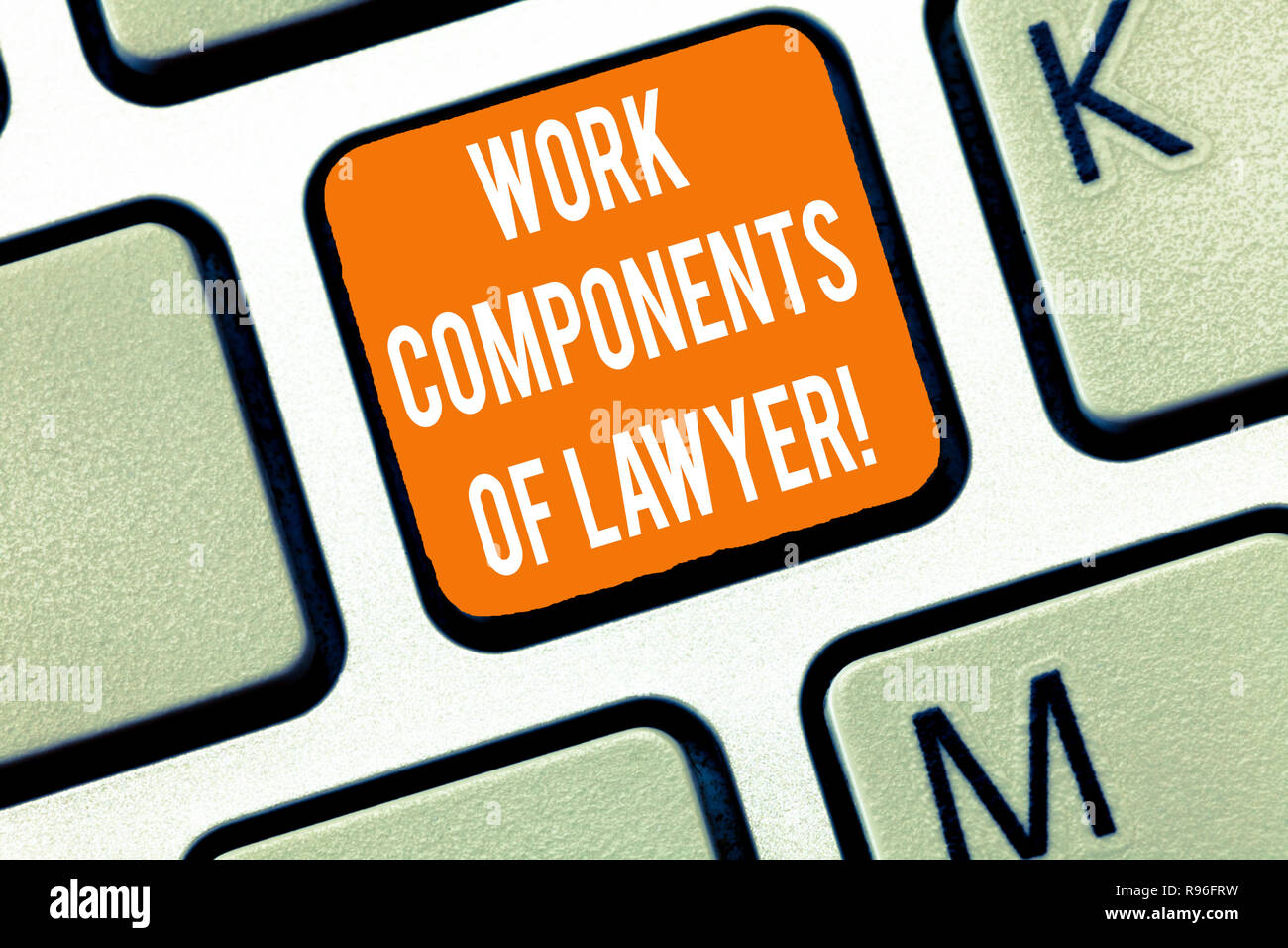 La scrittura della nota che mostra i componenti di lavoro di avvocato. Business photo presentazione di avvocati Leggi documenti decisioni accordi intenzione della tastiera per creare com Foto Stock