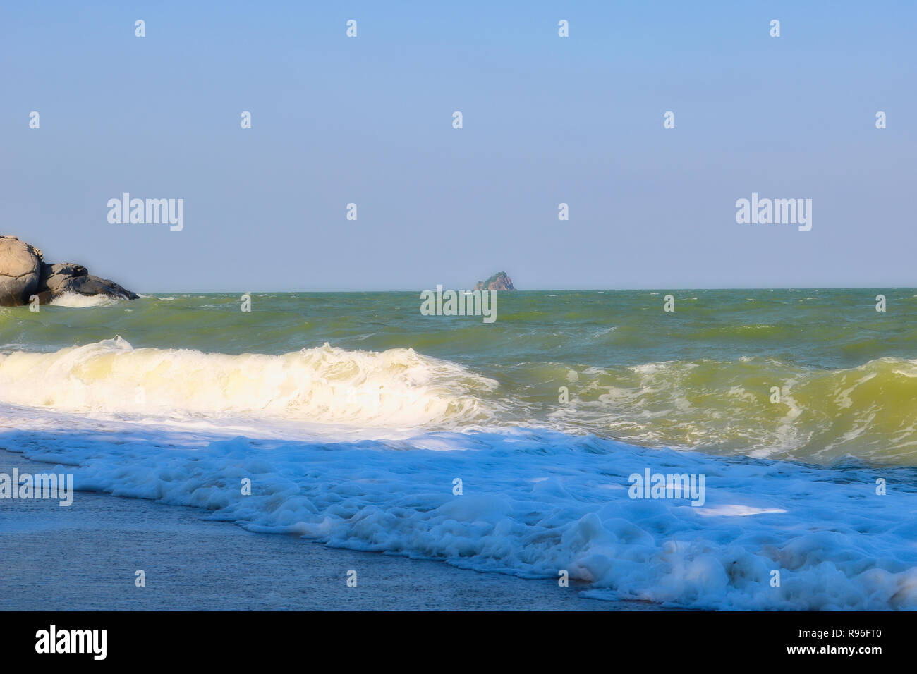 Questo paesaggio unico la foto mostra il mare Tailandese in una giornata di sole ma con un mare ondeggiante sulla spiaggia. La foto è stata scattata in Hua Hin in Thailandia Foto Stock