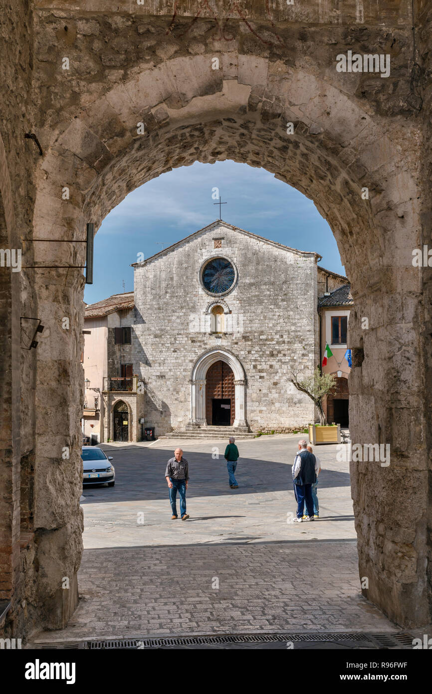 Chiesa di San Francesco, del XIII secolo, a Piazza San Francesco, da Porta Burgi, xii secolo porta nel centro storico di San Gemini, Umbria, Italia Foto Stock