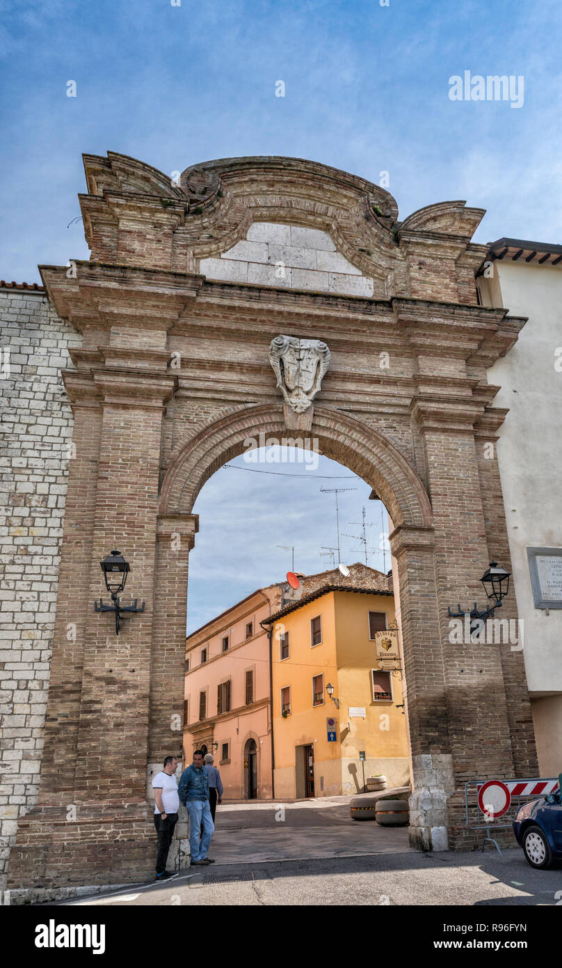 Porta Romana, XVIII secolo cancello su via Roma, entrando nel centro storico di San Gemini, Umbria, Italia Foto Stock