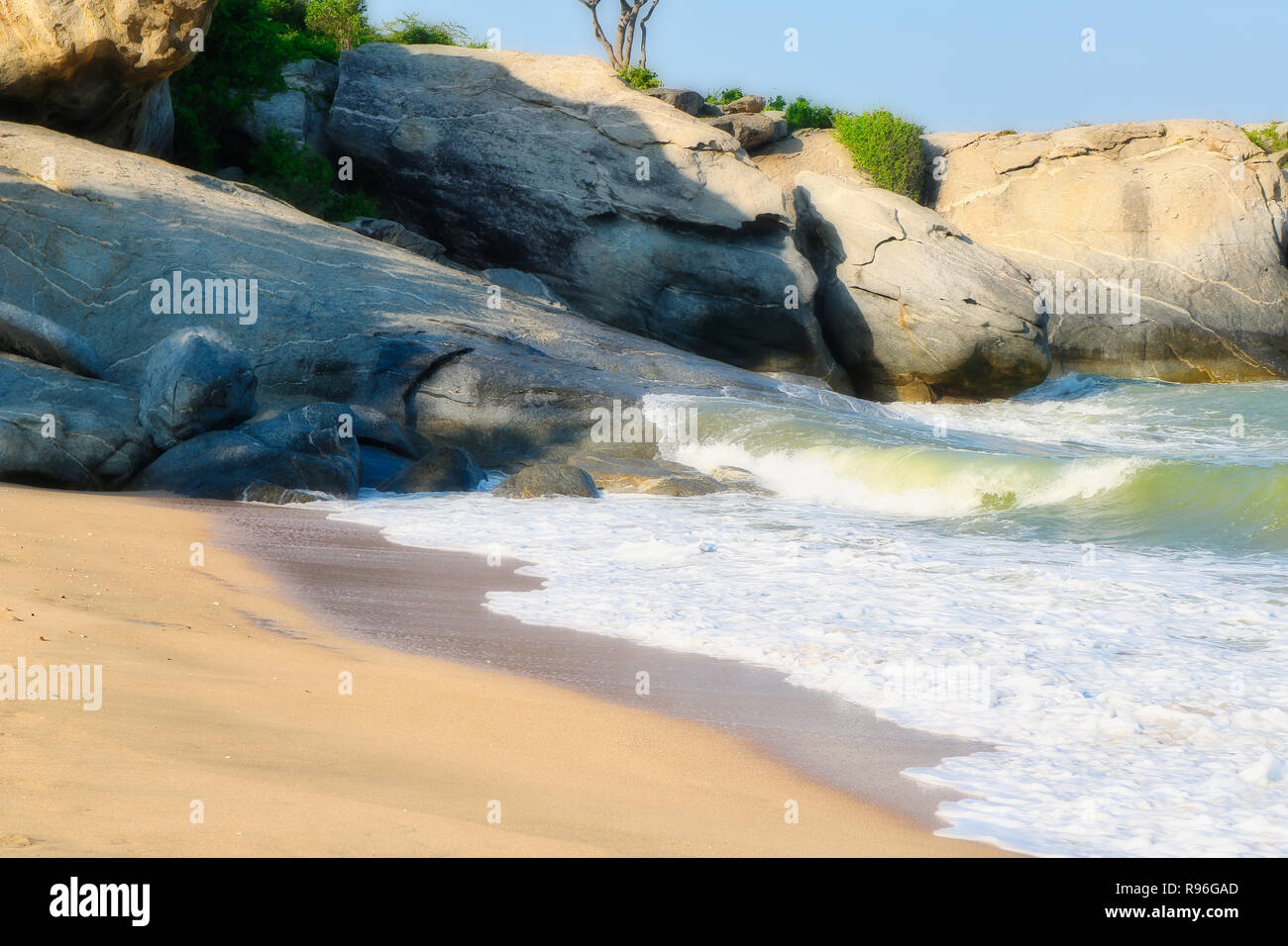 Questa natura unica immagine mostra la bellissima spiaggia naturale di Hua Hin in Thailandia con rocce in background e bella sabbia Foto Stock