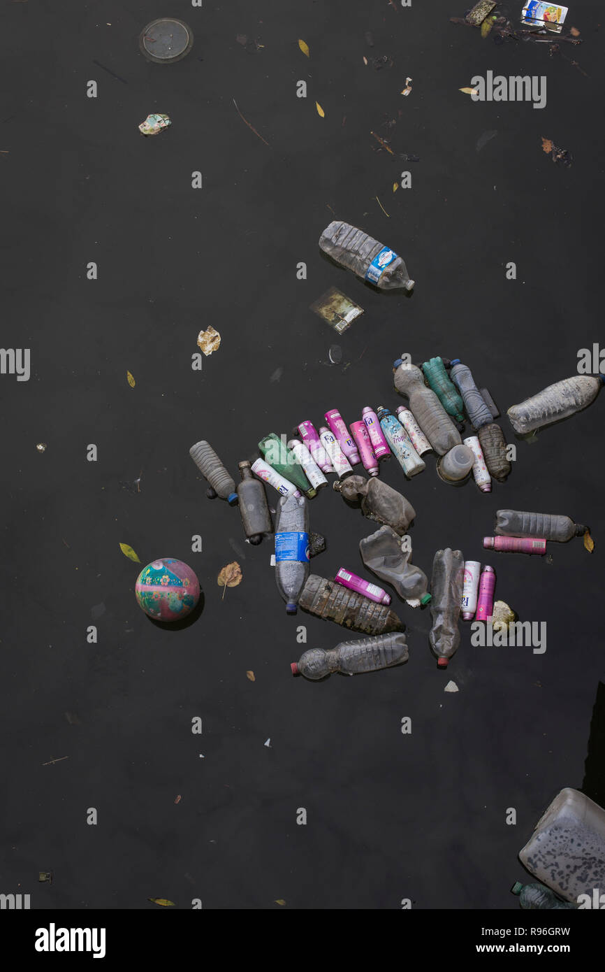 Inquinamento di plastica in acqua Foto Stock