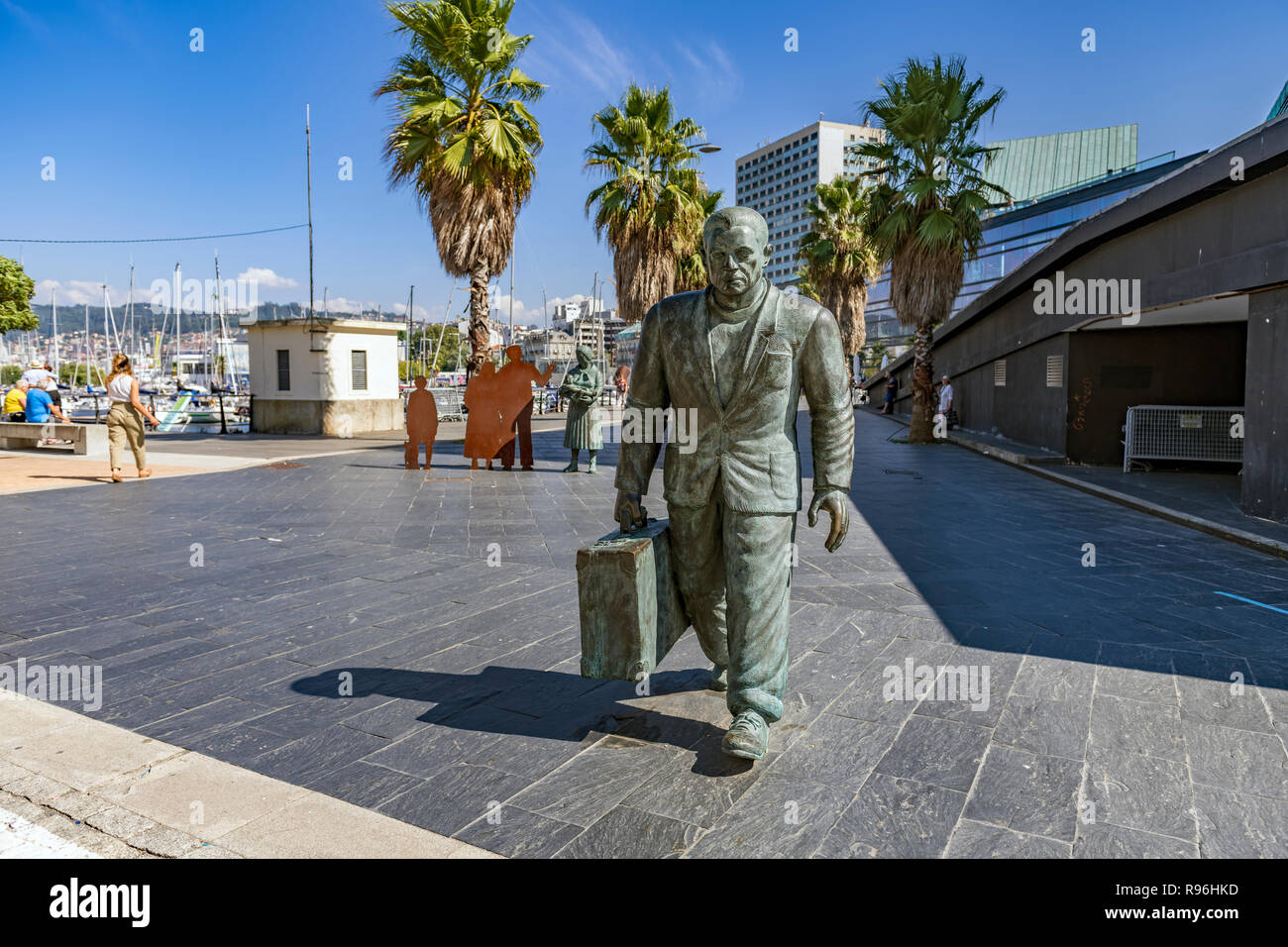 Monumento al emigrante en la ciudad de Vigo. Un gruppo di statue dello scultore Ramón Conde al di fuori del porto di Vigo Spagna terminale Foto Stock