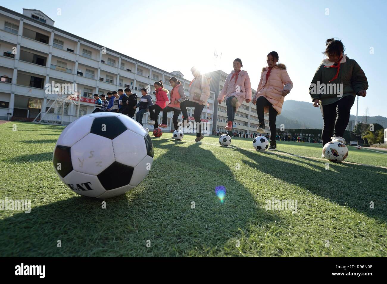 Pechino, la Cina della provincia di Hubei. Xviii Dicembre, 2018. Gli studenti devono sostenere un allenamento per il calcio a Xiema County Centre School, dove soccer-pilota relativi curricula sono offerti in Xiema contea di Baokang County, centrale cinese della provincia di Hubei, Dic 18, 2018. Credito: Yang Tao/Xinhua/Alamy Live News Foto Stock