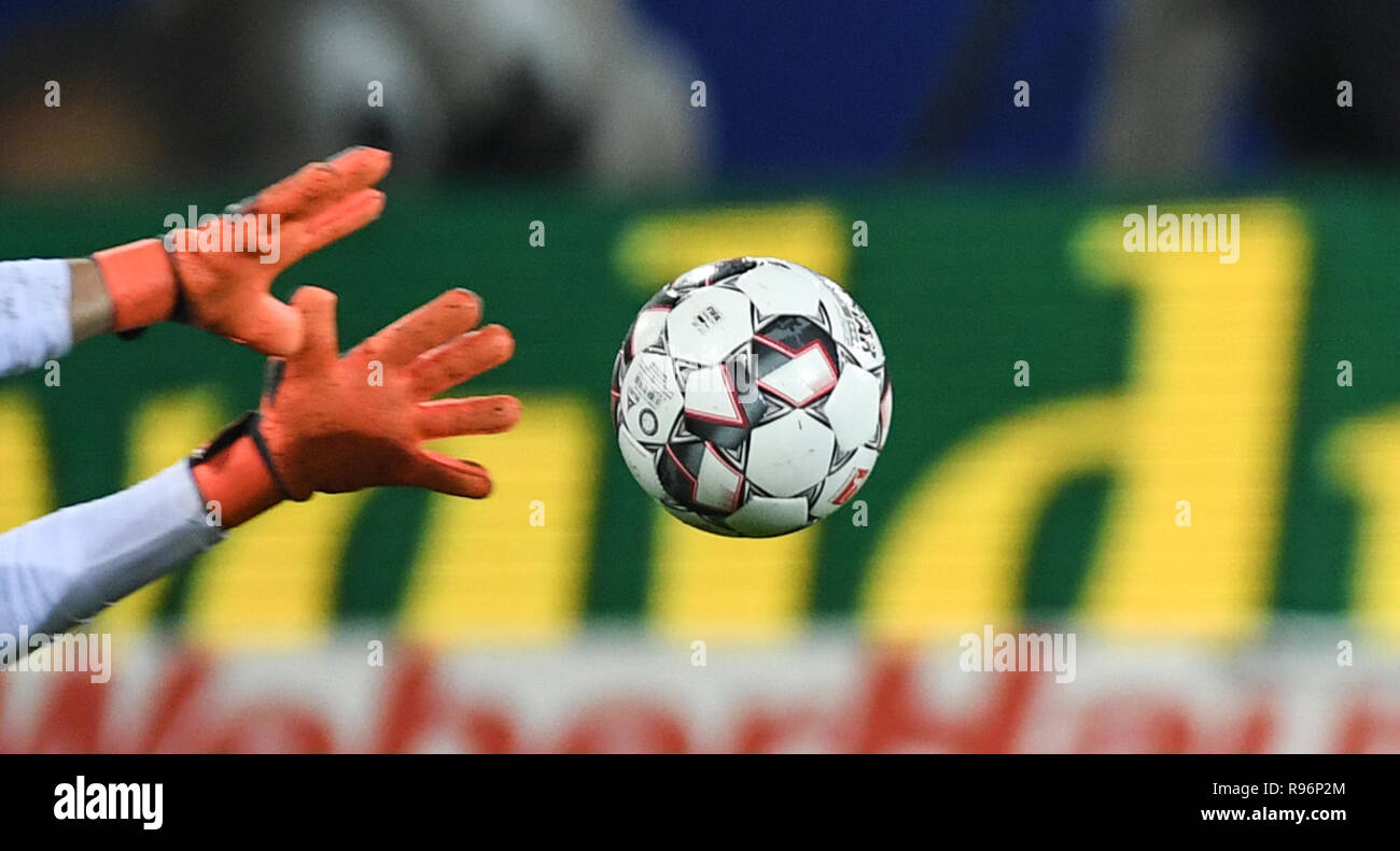 Freiburg, Germania. Xix Dec, 2018. Calcio: Bundesliga, SC Friburgo - Hannover 96, xvi giornata in Schwarzwaldstadion. Il portiere Alexander Schwolow di Friburgo cerca di prendere la palla. Credito: Patrick Seeger/dpa - NOTA IMPORTANTE: In conformità con i requisiti del DFL Deutsche Fußball Liga o la DFB Deutscher Fußball-Bund, è vietato utilizzare o hanno utilizzato fotografie scattate allo stadio e/o la partita in forma di sequenza di immagini e/o video-come sequenze di foto./dpa/Alamy Live News Foto Stock