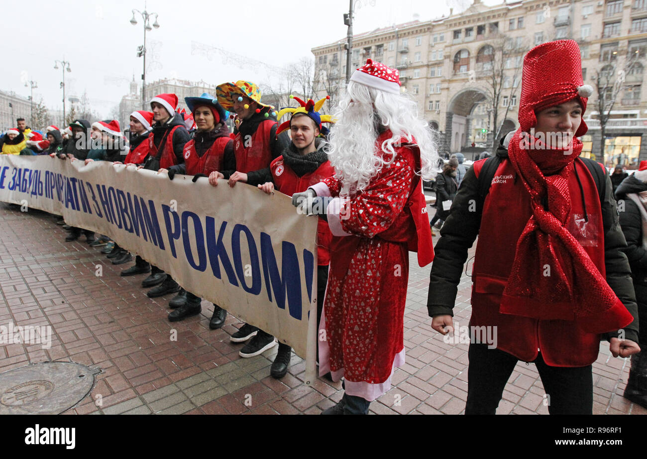 I Volontari di San Nicola assistenti vestiti con i costumi sono visti tenendo un banner durante la parata. Il corteo è una parte dell'azione "non dimenticare di salutare!" in quanto i volontari indossando costumi di San Nicola assistenti dando presenta per i bambini provenienti da famiglie povere, i bambini negli orfanotrofi e negli ospedali. Foto Stock