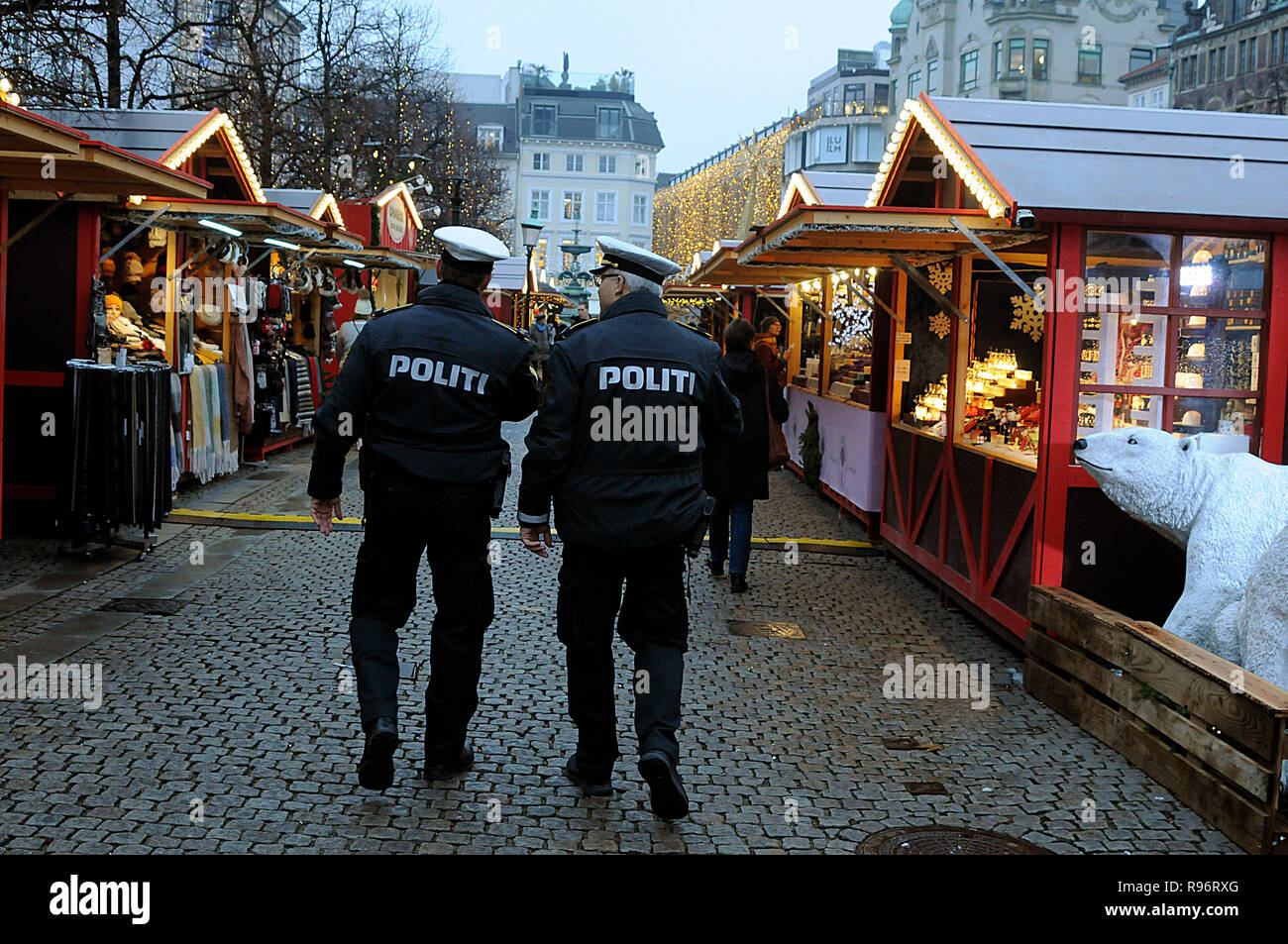 Copenhagen, Danimarca. Xx Dec, 2018. Danese degli ufficiali di polizia prendere un tour di routine del Mercatino di Natale. Misure di sicurezza sono aumentate. Credito: Francesco Giuseppe decano / Deanpictures/Alamy Live News Foto Stock