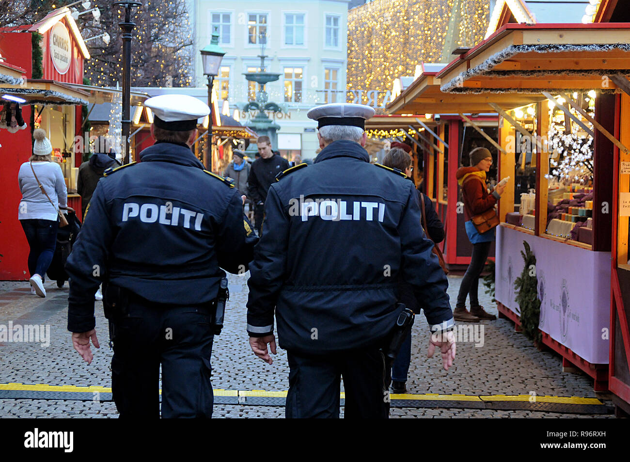 Copenhagen, Danimarca. Xx Dec, 2018. Danese degli ufficiali di polizia prendere un tour di routine del Mercatino di Natale. Misure di sicurezza sono aumentate. Credito: Francesco Giuseppe decano / Deanpictures/Alamy Live News Foto Stock