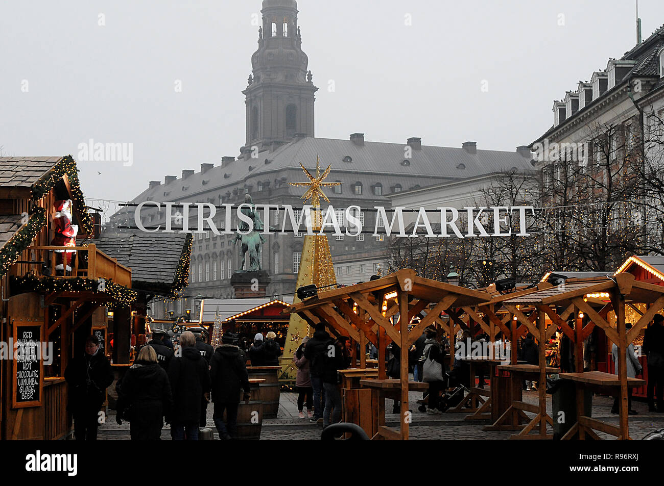 Copenhagen, Danimarca. Xx Dec, 2018. Danese degli ufficiali di polizia prendere un tour di routine del Mercatino di Natale. Misure di sicurezza sono aumentate. Credito: Francesco Giuseppe decano / Deanpictures/Alamy Live News Foto Stock