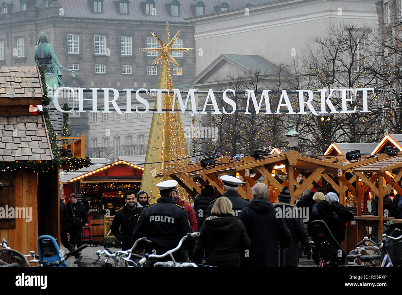 Copenhagen, Danimarca. Xx Dec, 2018. Danese degli ufficiali di polizia prendere un tour di routine del Mercatino di Natale. Misure di sicurezza sono aumentate. Credito: Francesco Giuseppe decano / Deanpictures/Alamy Live News Foto Stock