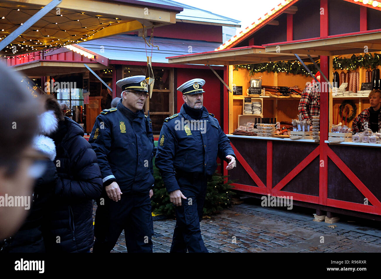 Copenhagen, Danimarca. Xx Dec, 2018. Danese degli ufficiali di polizia prendere un tour di routine del Mercatino di Natale. Misure di sicurezza sono aumentate. Credito: Francesco Giuseppe decano / Deanpictures/Alamy Live News Foto Stock