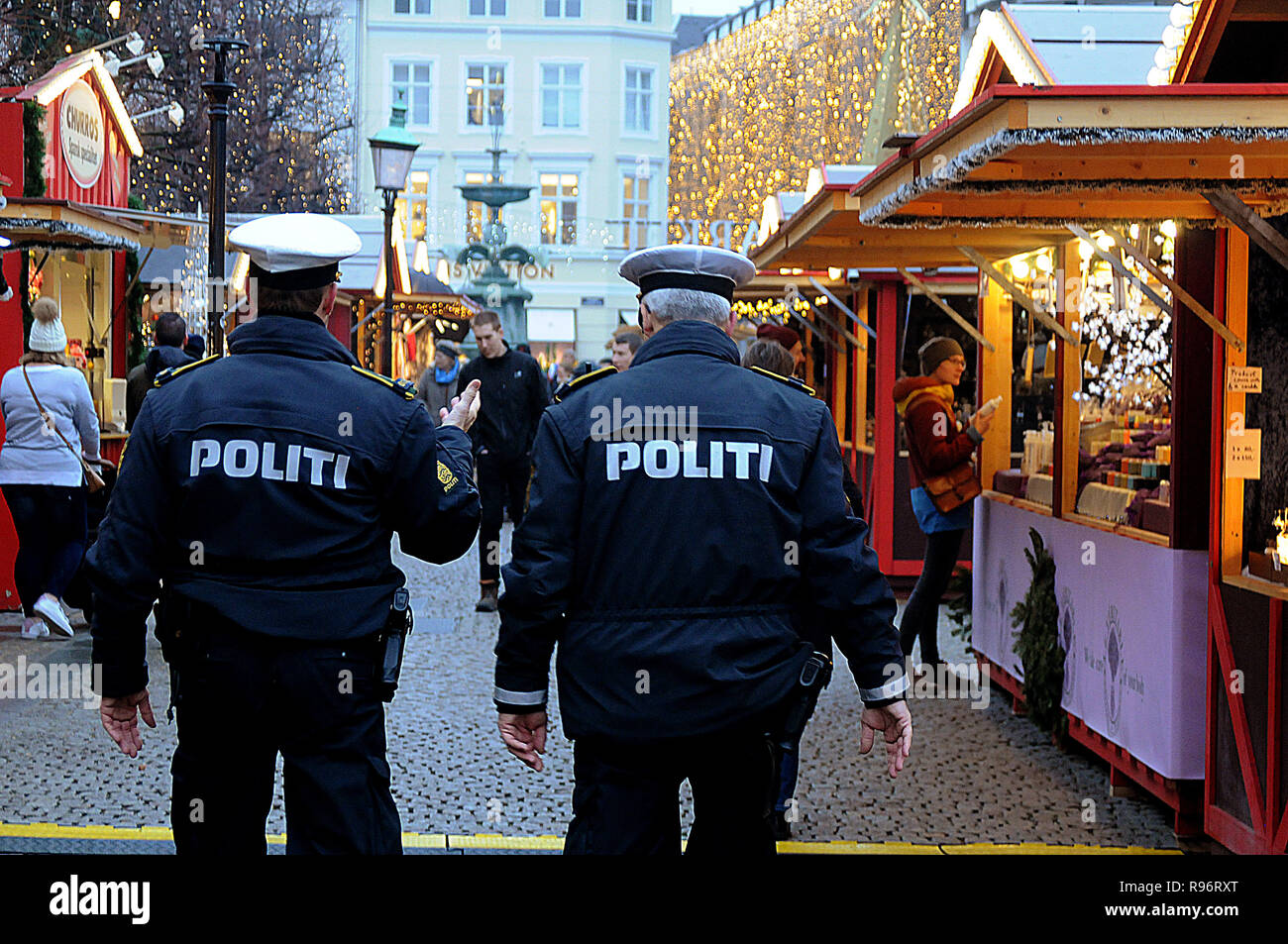 Copenhagen, Danimarca. Xx Dec, 2018. Danese degli ufficiali di polizia prendere un tour di routine del Mercatino di Natale. Misure di sicurezza sono aumentate. Credito: Francesco Giuseppe decano / Deanpictures/Alamy Live News Foto Stock