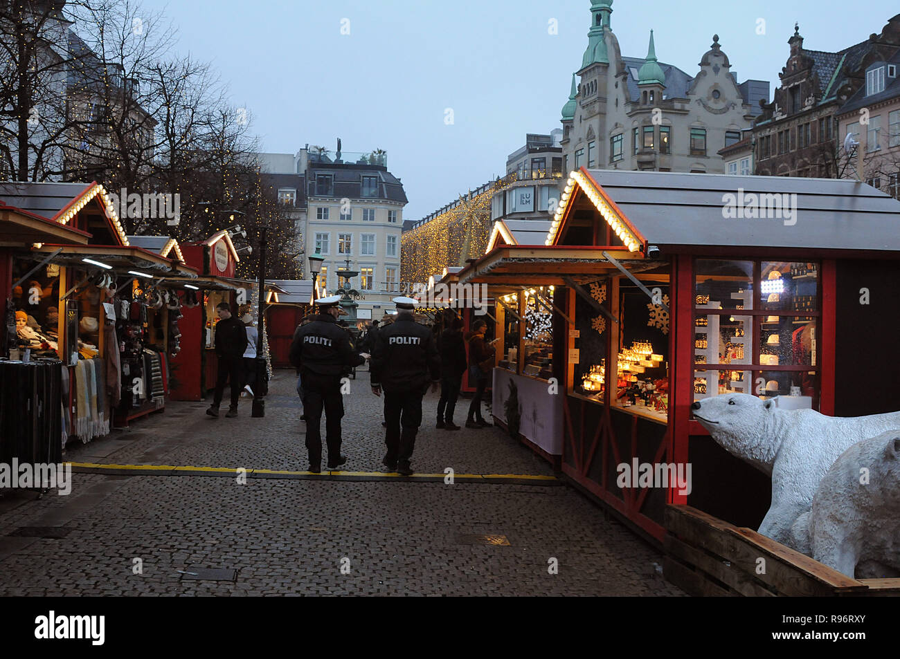 Copenhagen, Danimarca. Xx Dec, 2018. Danese degli ufficiali di polizia prendere un tour di routine del Mercatino di Natale. Misure di sicurezza sono aumentate. Credito: Francesco Giuseppe decano / Deanpictures/Alamy Live News Foto Stock