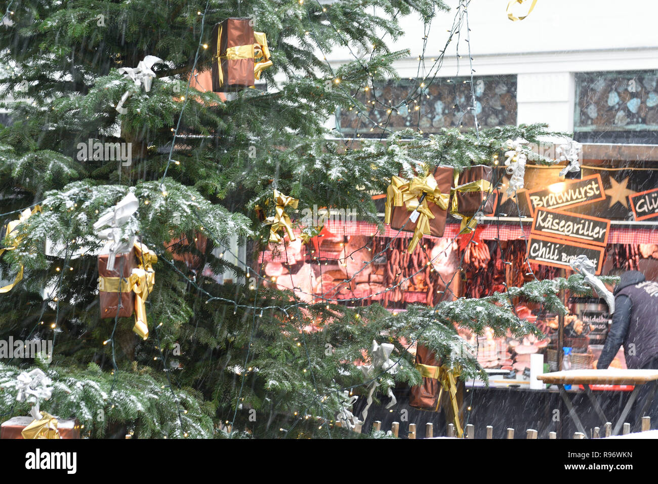 Vienna, Austria. Dicembre 20, 2018. Inverno a Vienna con nevicata. La figura mostra la zona pedonale Mariahilferstraße. Credito: Franz Perc / Alamy Live News Foto Stock
