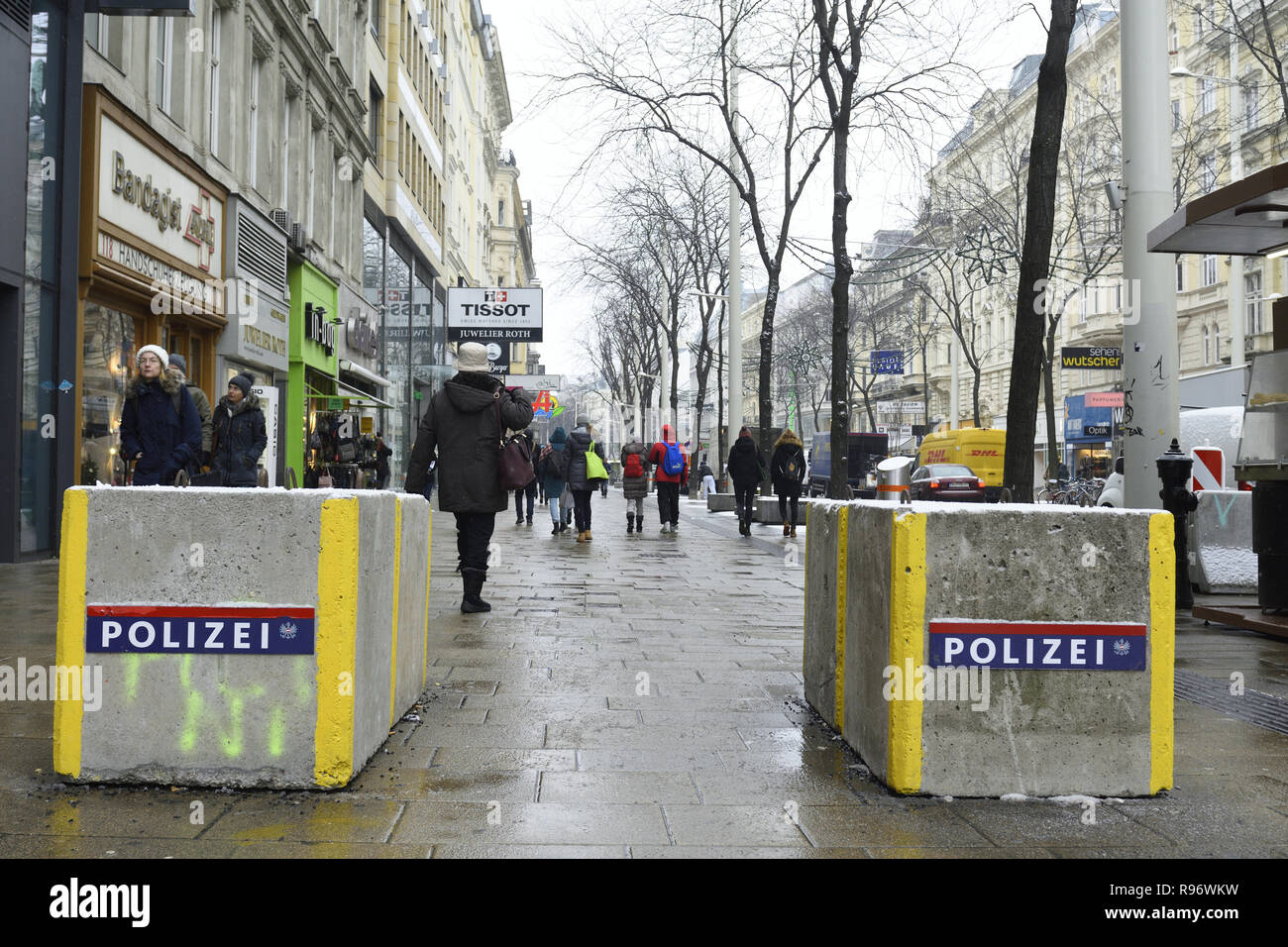 Vienna, Austria. Dicembre 20, 2018. Inverno a Vienna con nevicata. La figura mostra la zona pedonale Mariahilferstraße. Credito: Franz Perc / Alamy Live News Foto Stock