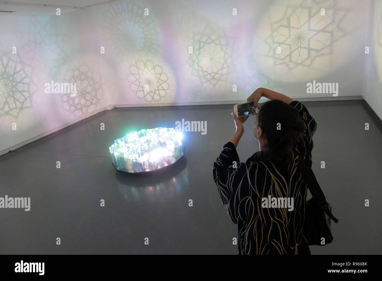 Sharjah Emirati arabi uniti. Il 20 dicembre 2018. Moderna arte islamica è presentato alla XXI Islamic Arts Festival che si è aperto questa settimana in Sharjah Emirati arabi uniti. Il festival si svolge fino al 19 gennaio 2019 e funzioni da artisti internazionali in varie località in tutta la città. Nella foto; installazione d arte le stelle non fortificati da Jonathan Sims Credito: Iain Masterton/Alamy Live News Foto Stock