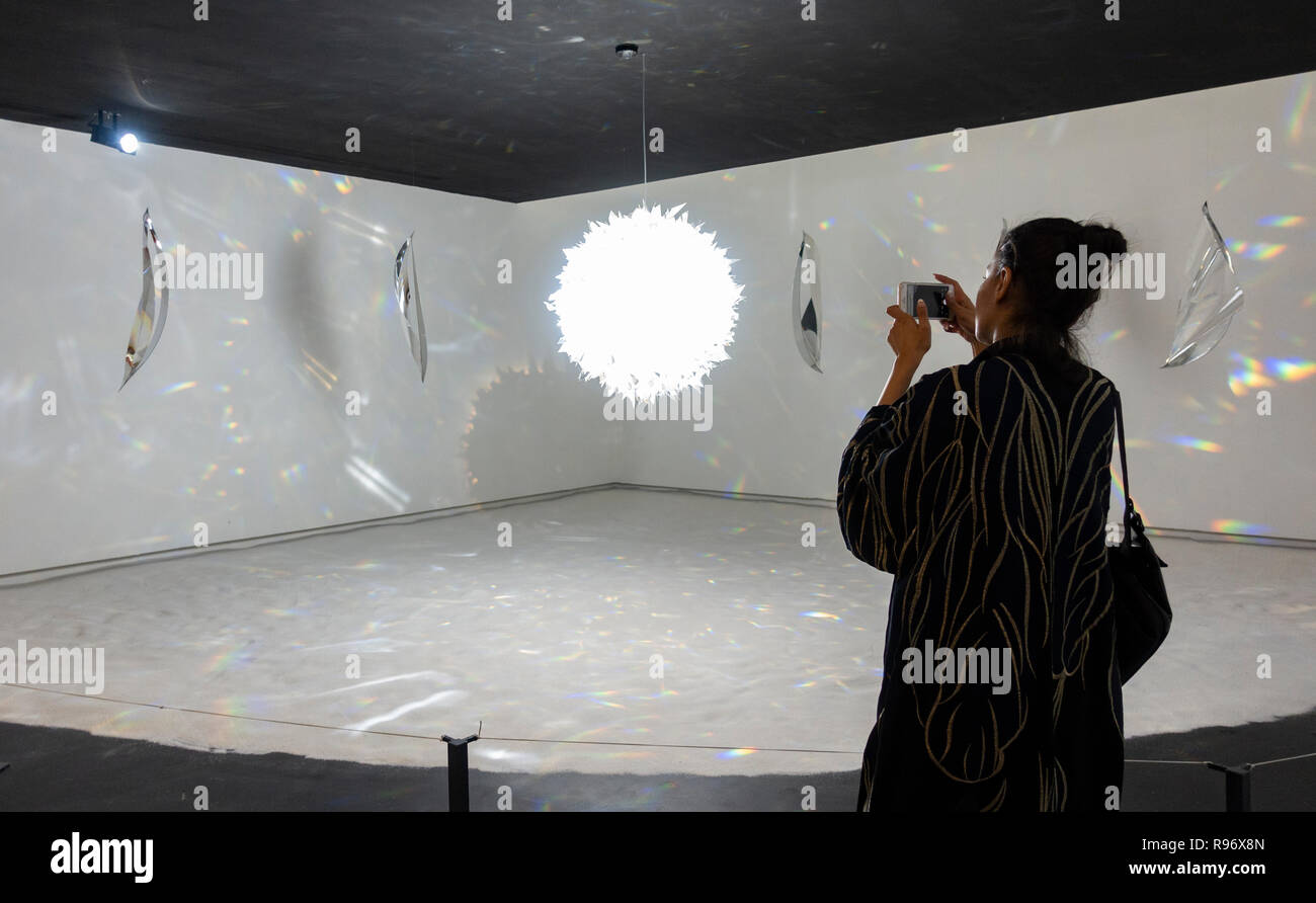 Sharjah Emirati arabi uniti. Il 20 dicembre 2018. Moderna arte islamica è presentato alla XXI Islamic Arts Festival che si è aperto questa settimana in Sharjah Emirati arabi uniti. Il festival si svolge fino al 19 gennaio 2019 e funzioni da artisti internazionali in varie località in tutta la città. Nella foto; Sol/Luna scultura di Takahito Matsuo/Fumiko Kawabe Credito: Iain Masterton/Alamy Live News Foto Stock