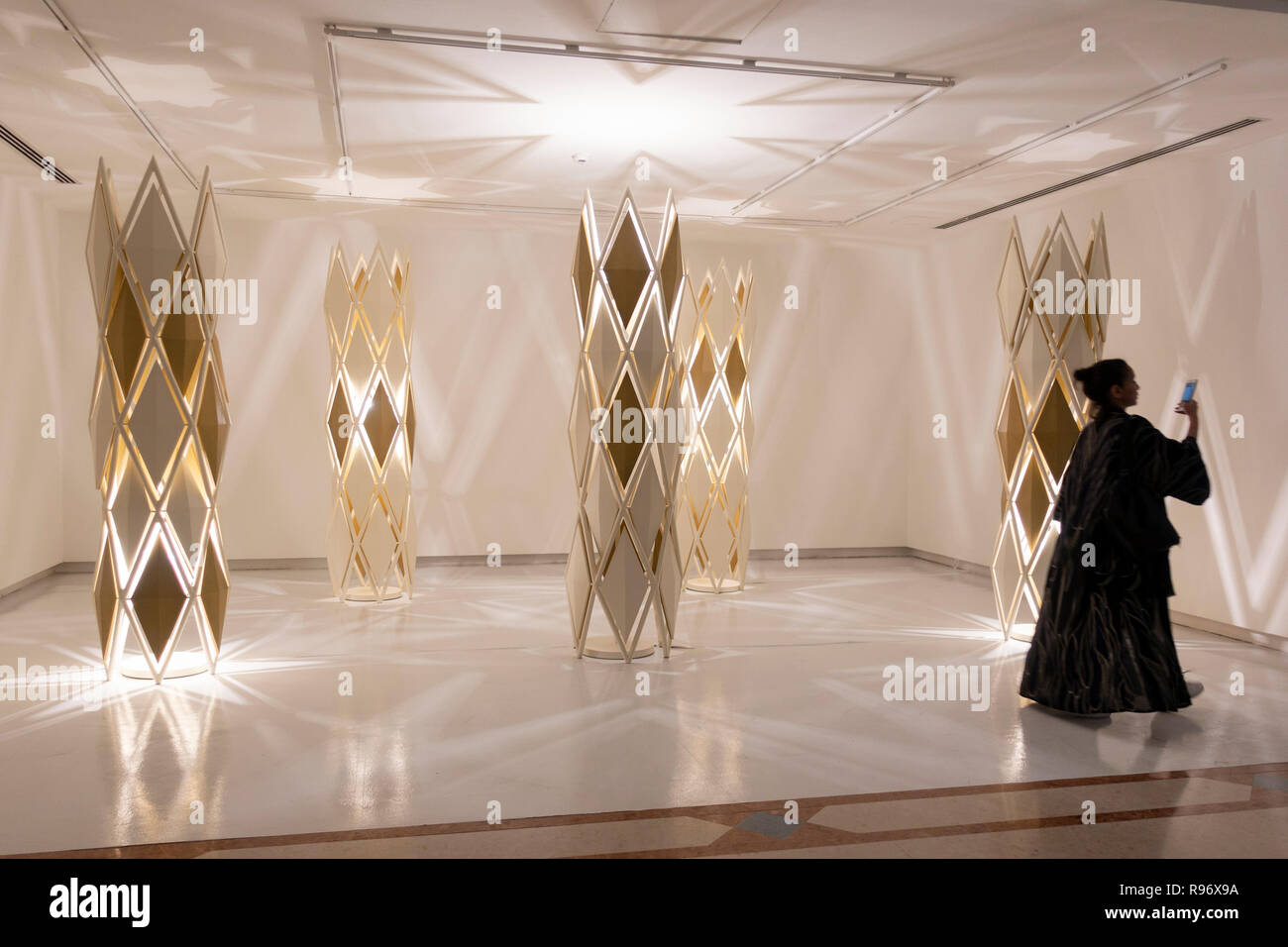 Sharjah Emirati arabi uniti. Il 20 dicembre 2018. Moderna arte islamica è presentato alla XXI Islamic Arts Festival che si è aperto questa settimana in Sharjah Emirati arabi uniti. Il festival si svolge fino al 19 gennaio 2019 e funzioni da artisti internazionali in varie località in tutta la città. Nella foto; installazione d arte minareti 2.0 da Abdalla Al Mulla Credito: Iain Masterton/Alamy Live News Foto Stock