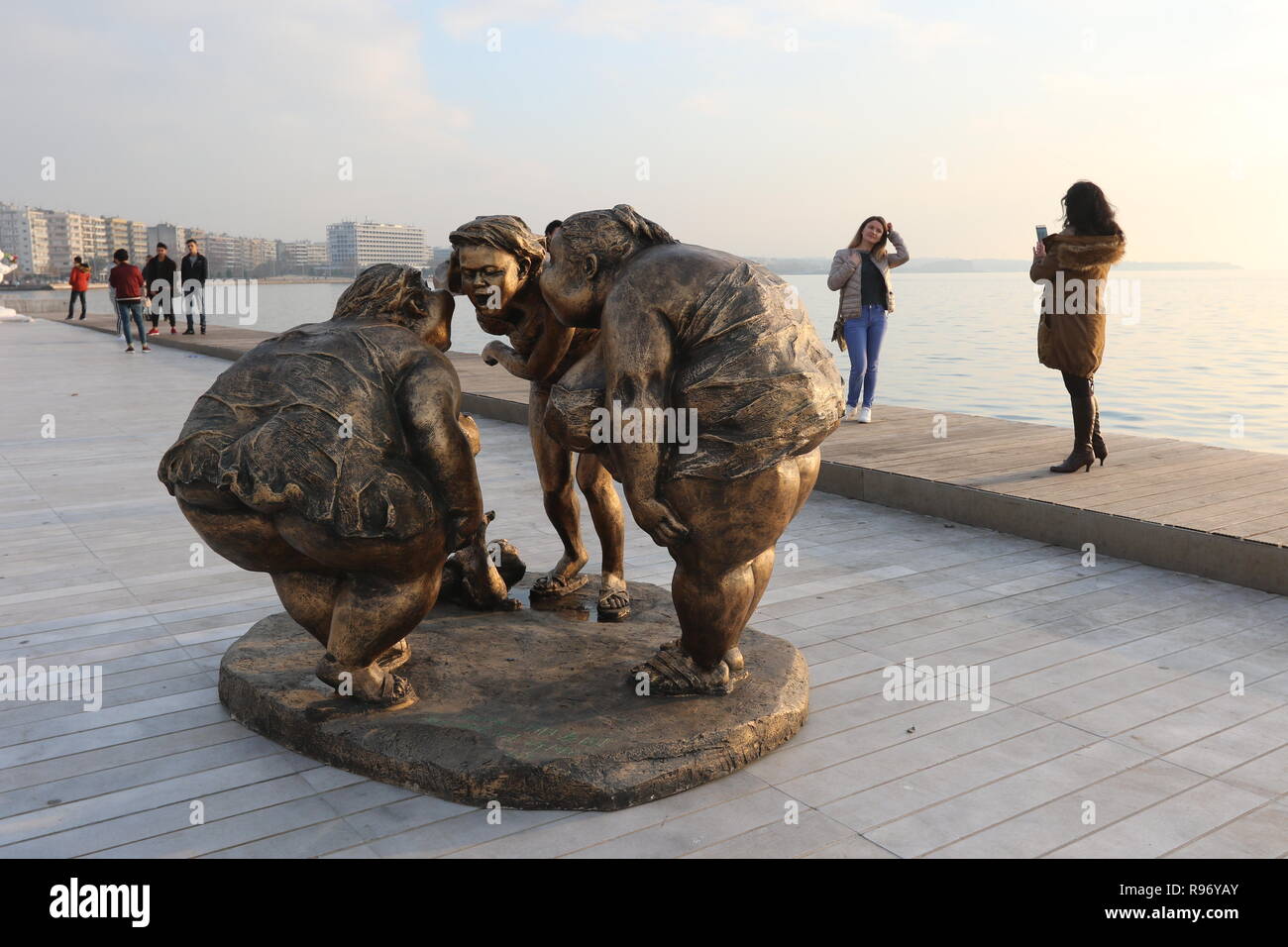 Salonicco, Grecia, 20 dicembre 2018. I giovani prendere le fotografie accanto alla statua da artista cinese Xu Hongfei nel nord del porto greco città di Salonicco. Quindici statue realizzate da Xu Hongfei sono esposti presso il lungomare di Salonicco tra dicembre 17 e dicembre 24, 2018 come parte dell'artista in tutto il mondo esposizione di scultura, che inizia a Salonicco. Credito : Orhan Tsolak / Alamy Live News Foto Stock