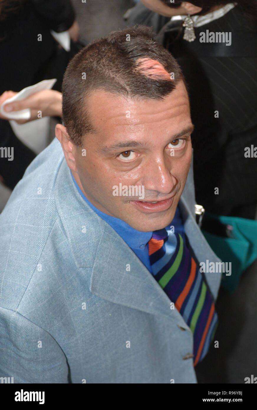 ©Alfonso Catalano/LaPresse 15-06-2005 Milano, Italia Spettacolo Presentazione del concorso di bellezza " Miss Muretto 2005" nella foto : Andrea PINKETTS ( con un ciuffo di capelli pitturato per onorare una scommessa ) Foto Stock