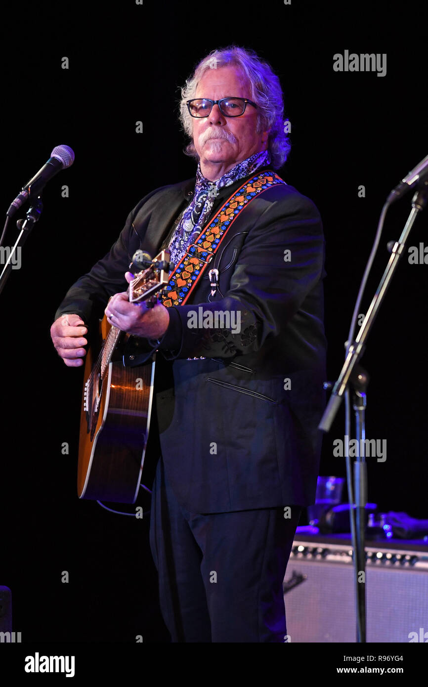 Fort Lauderdale, FL, Stati Uniti d'America. Xix Dec, 2018. Chris Hillman compie durante il cinquantesimo anniversario del Byrds Sweetheart del rodeo tour Album al Parker Playhouse sul dicembre 19, 2018 a Fort Lauderdale Florida. Credito: Mpi04/Media punzone Credito: Media Punch Inc/Alamy Live News/Alamy Live News Foto Stock