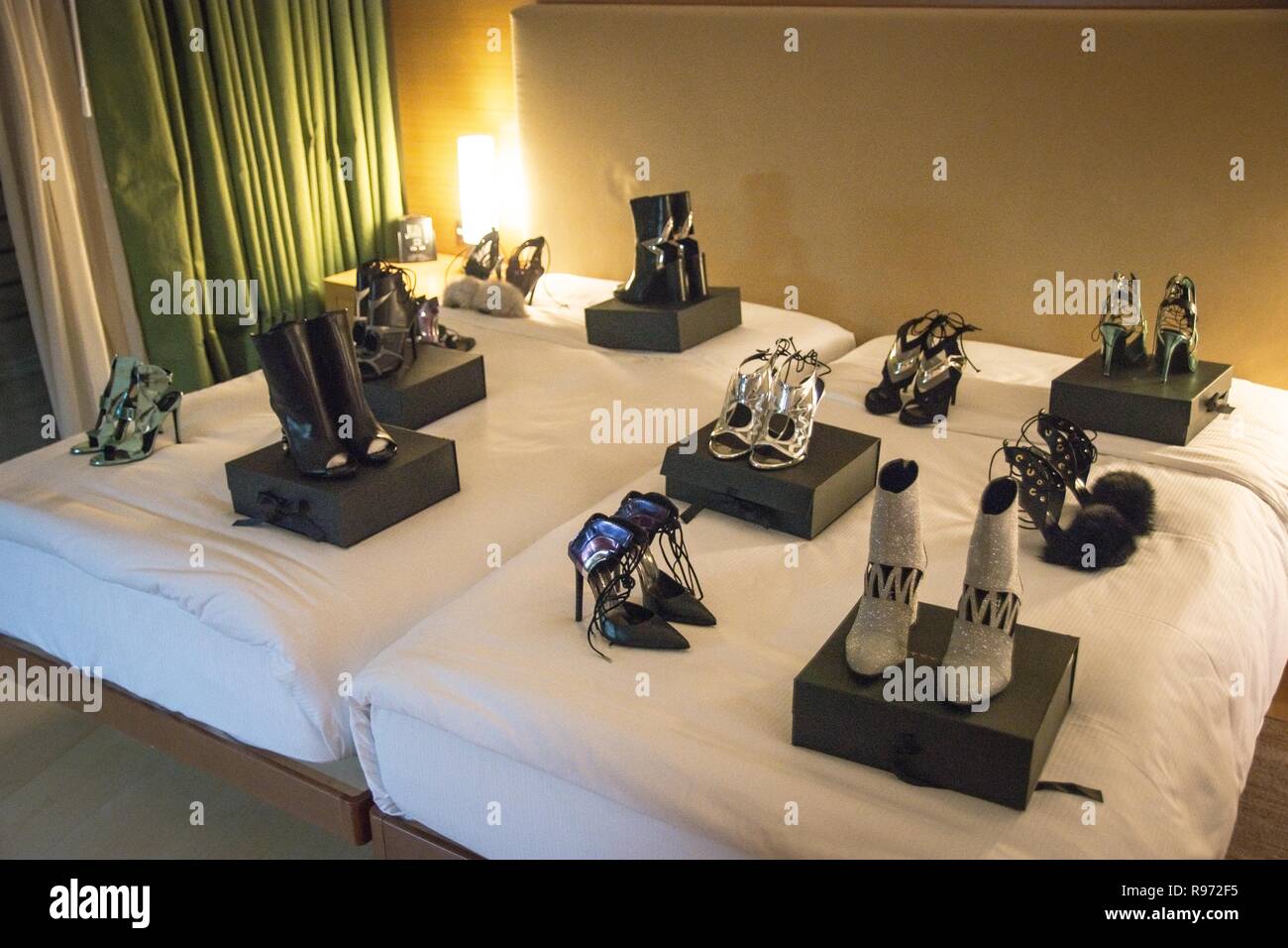 Una collezione di scarpe visto durante l'evento. Oltre trenta fashion designer provenienti da tutto il mondo, presentano le loro nuove collezioni a Hilton hotel nel centro di Atene, Grecia. Alcuni di loro sono FILA, LUV N ROLL, HERAIS, teatro D. E LINDA CRUZ. Foto Stock