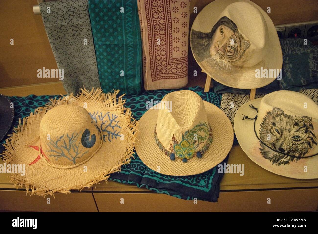 Una collezione di cappelli visto durante l'evento. Oltre trenta fashion designer provenienti da tutto il mondo, presentano le loro nuove collezioni a Hilton hotel nel centro di Atene, Grecia. Alcuni di loro sono FILA, LUV N ROLL, HERAIS, teatro D. E LINDA CRUZ. Foto Stock