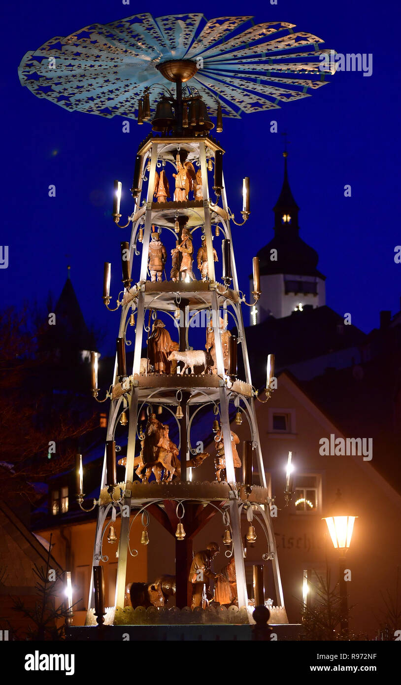 Schwarzenberg, Germania. Xx Dec, 2018. La cosiddetta Piramide Krauß ruota nella città vecchia di Schwarzenberg nei Monti Metalliferi. La Grande Piramide risale al patrono dei Monti Metalliferi folk art Friedrich Emil Krauß. La piramide, alta più di sette metri, è stato presentato per la prima volta al pubblico a Aue nel 1934. Nei monti metalliferi è considerato come il più antico ancora conservato piramide nel mondo. Credito: Hendrik Schmidt/dpa-Zentralbild/ZB/dpa/Alamy Live News Foto Stock