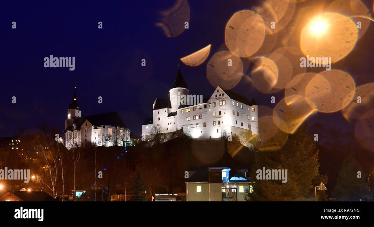 Schwarzenberg, Germania. Xx Dec, 2018. La St Georgen Chiesa (l) e il castello sono illuminati nella città vecchia di Schwarzenberg. Come molte città e villaggi nei Monti metalliferi, Schwarzenberg è stata addobbata a festa durante l'Avvento. Credito: Hendrik Schmidt/dpa-Zentralbild/ZB/dpa/Alamy Live News Foto Stock