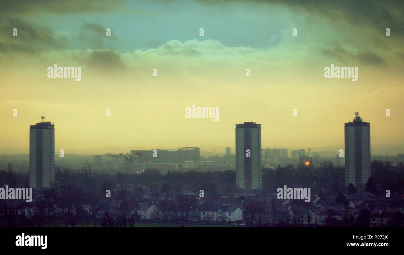 Glasgow, Scotland, Regno Unito, 21 dicembre. Regno Unito: Meteo Alba era nuvoloso e le previsioni per il resto della giornata è la pioggia che significa assenza di visibilità del sole del solstizio d'inverno 2018 e più tardi la luna piena e Meteor doccia che avrebbe reso speciale. Credito traghetto Gerard/Alamy Live News Foto Stock
