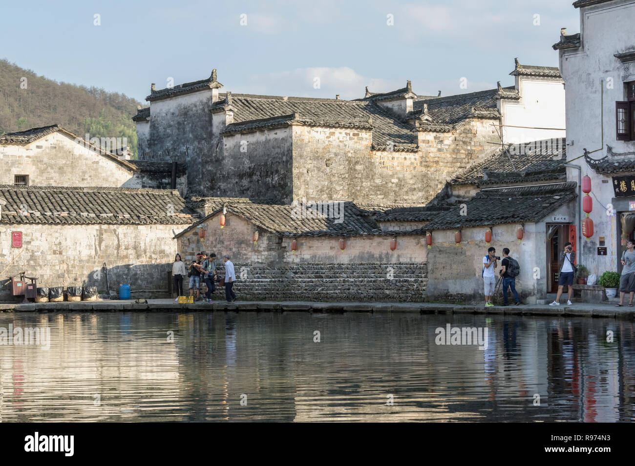 Ming e Ching dynasty edificio sulla mezza luna Lago, Hongcun antica città, Lixian, Anhui, Cina Foto Stock