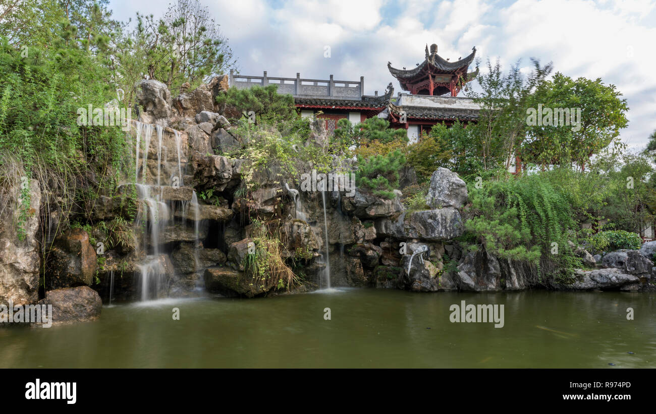 'Mountain e cascata di pietra". Bao Family Garden, Tanagyue, Shexian, Cina Foto Stock