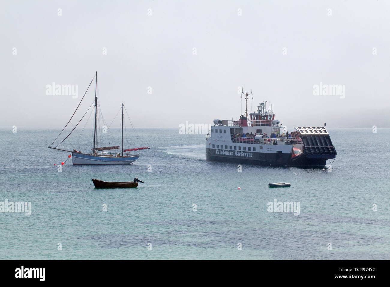 Loch Buie, Glasgow Caledonian Mac Brayne traghetto. Appena arrivati da Fionnphort, Mull, attraverso il suono di Iona, al molo, Porto Ronain, Isola di Iona. Le Ebridi Interne, Argyll and Bute. La Scozia. Foto Stock