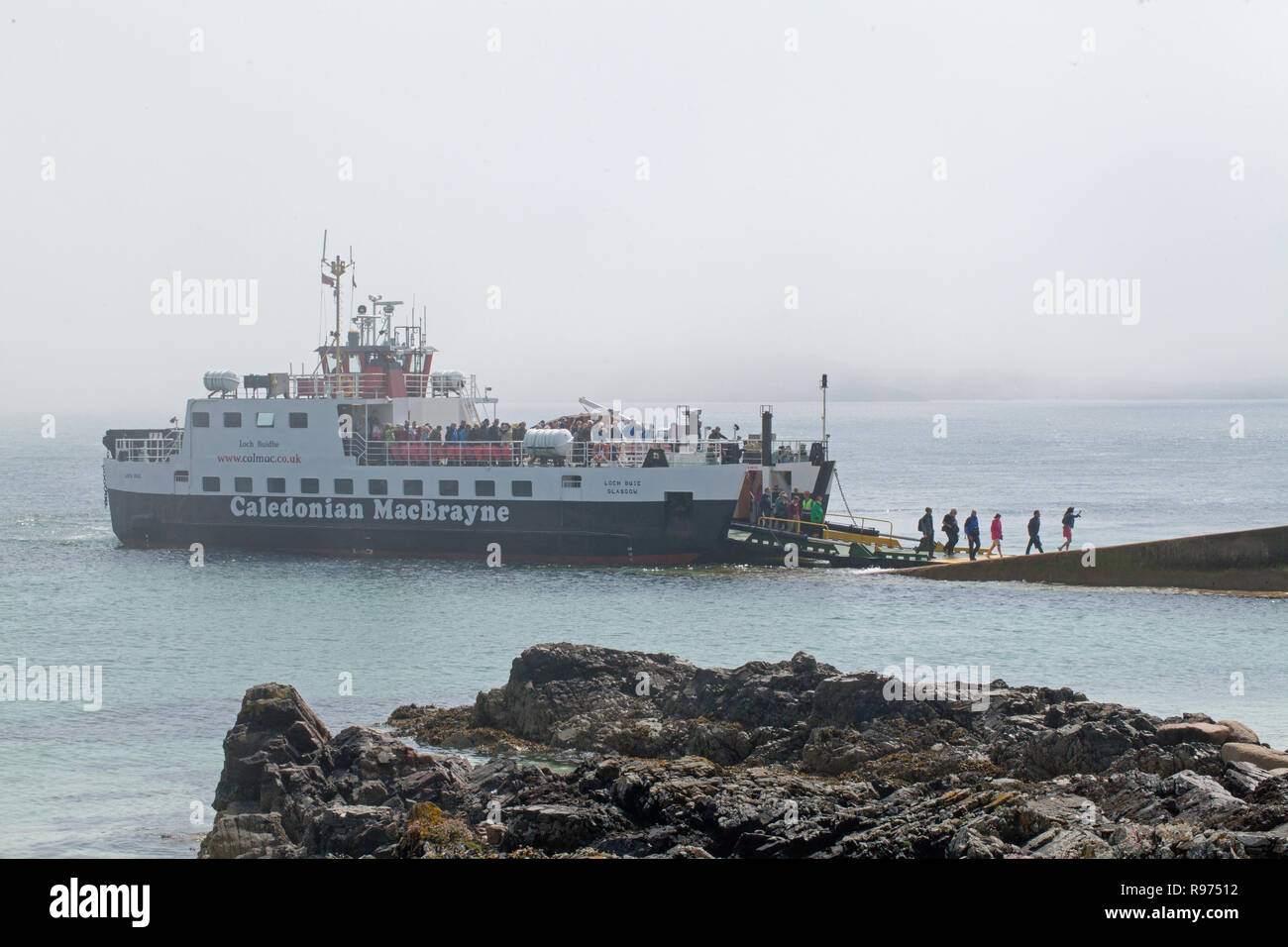 ​First-piedi dei passeggeri della giornata, arrivando da Fionnphort, Mull, banchina di sbarco San Ronan's Bay, Isola di Iona. Le Ebridi Interne, Argyll and Bute, costa ovest della Scozia. Il Regno Unito.​ Foto Stock