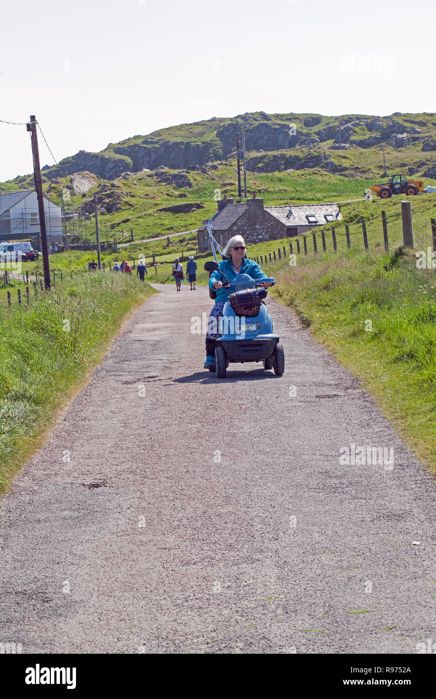 Buggy mobilità consentendo una ​physically compromessa visitatore di accedere e di esplorare l'isola di Iona. Costa ovest della Scozia. Foto Stock