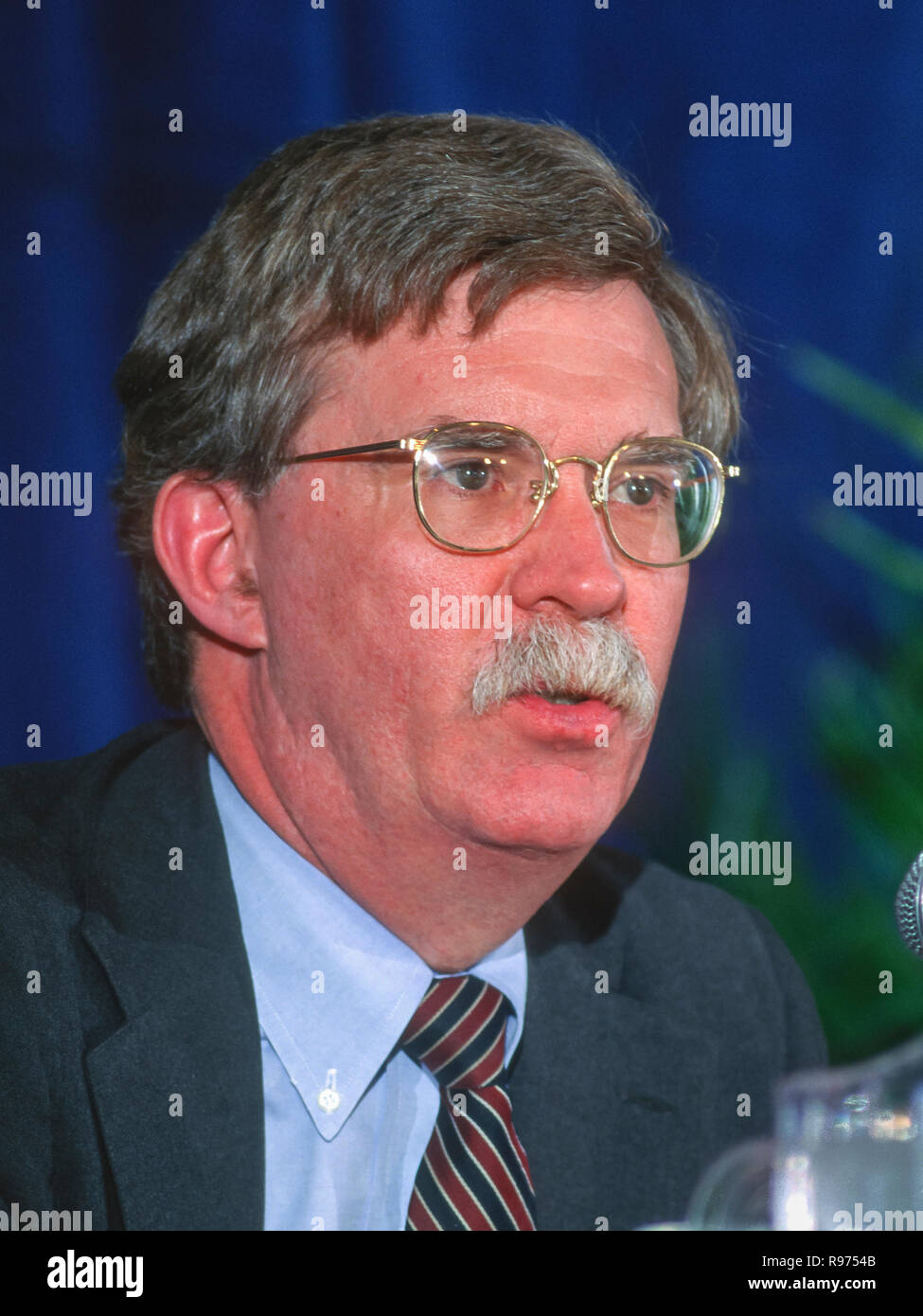 WASHINGTON, DC, Stati Uniti d'America - Febbraio 1996: John Bolton, presidente del Forum di politica nazionale. Foto Stock