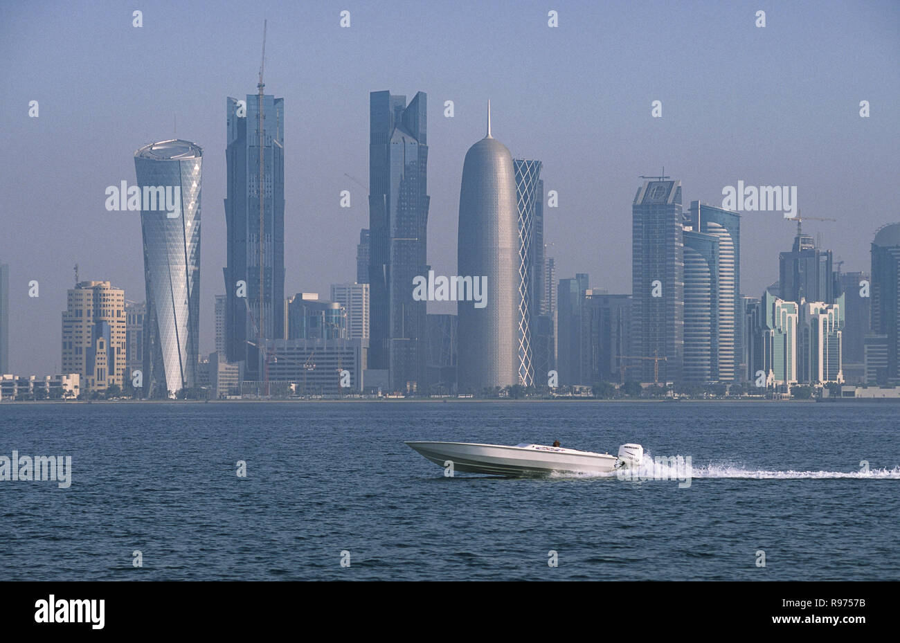 13.09.2010, Doha, Qatar - Una vista dal mare lungo la Corniche, dello skyline della città del distretto centrale degli affari di Al Dafna. Foto Stock