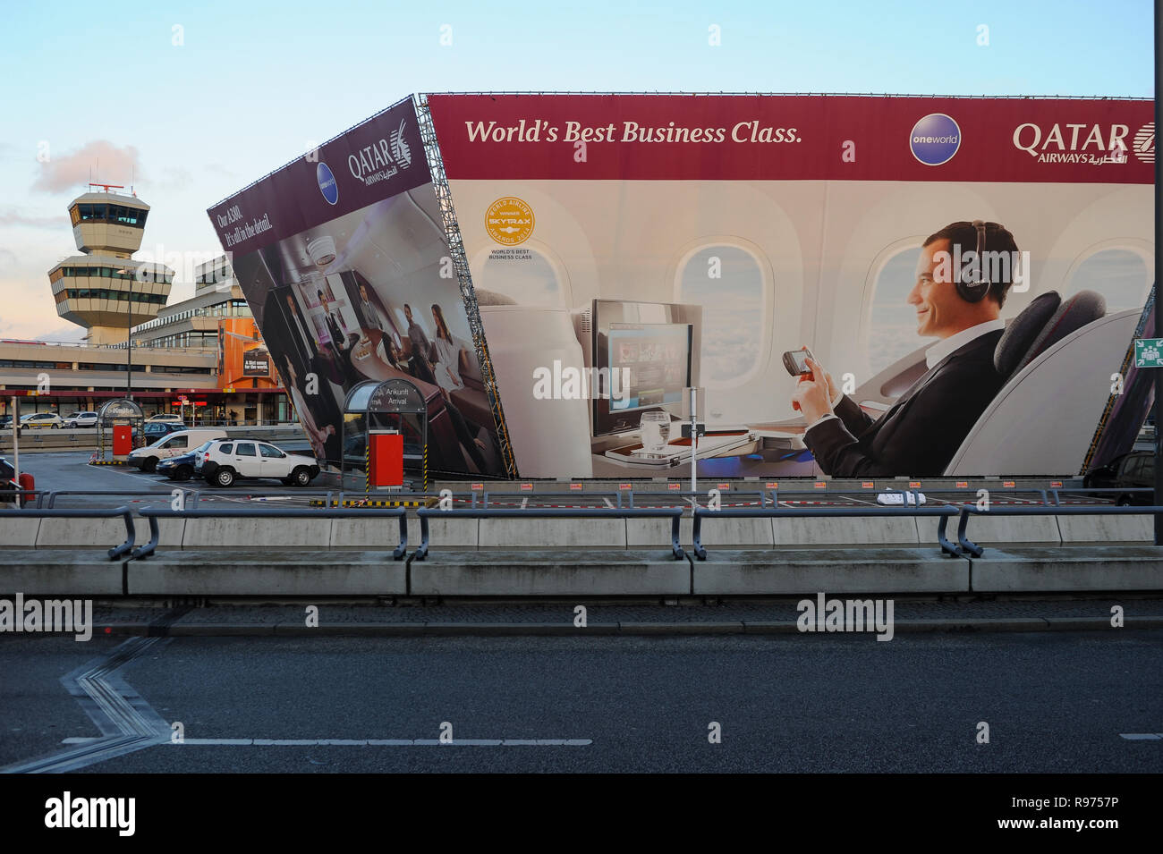 30.03.2015, Berlino, Germania, Europa - cartelloni pubblicitari per la business class della Qatar Airways presso l'aeroporto di Tegel. Foto Stock