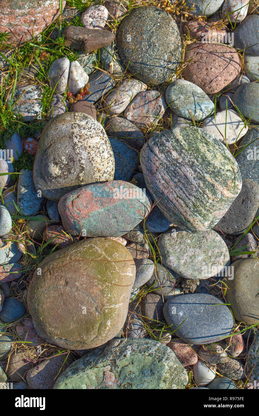 Mare lavato, acqua e ghiaccio granito eroso ciottoli. Foreshore. Isola di Iona, Ebridi Interne. Argyll and Bute. Costa ovest della Scozia. Foto Stock