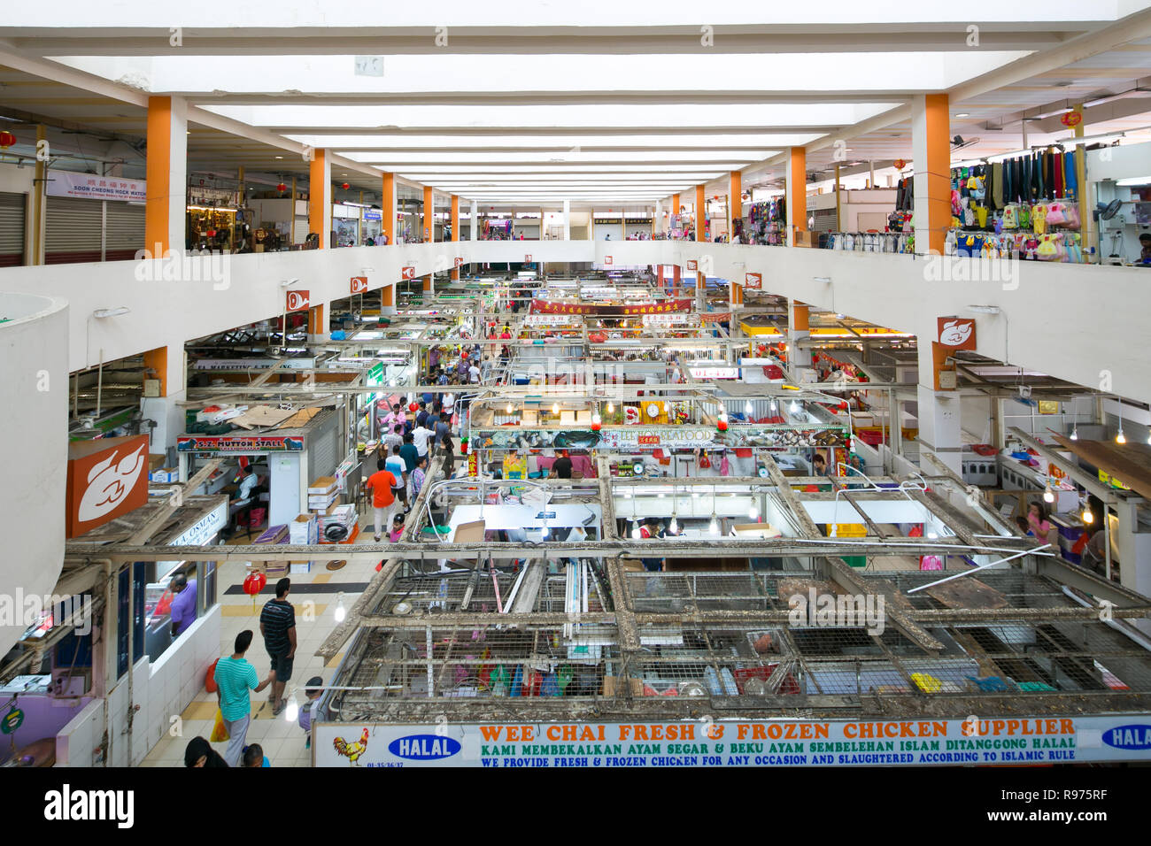 Una visione più ampia del mercato Tekka nel centro Tekka a Little India di Singapore. Foto Stock