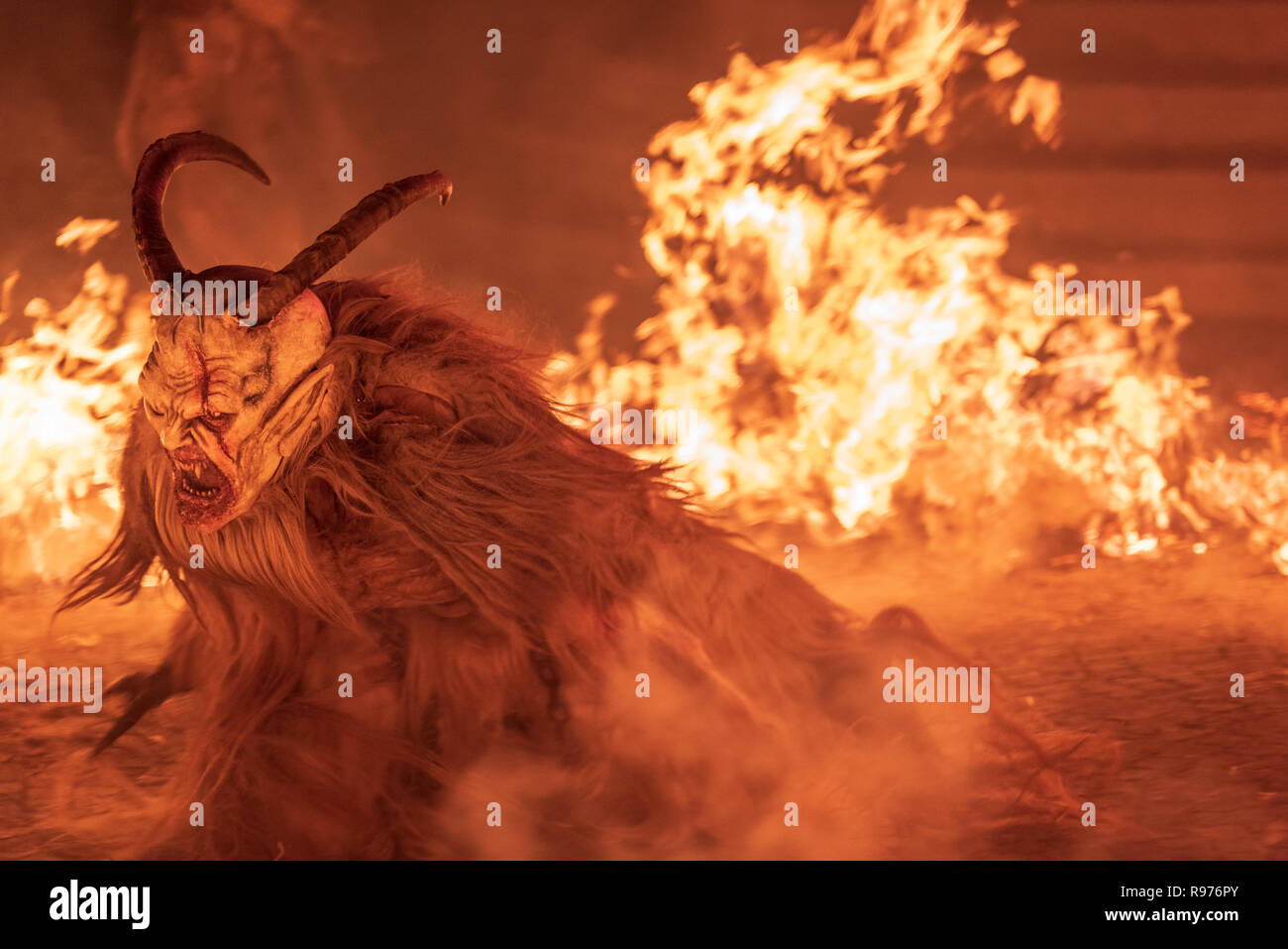 Krampus, Natale con i diavoli. Fiamme di fuoco i demoni. In attesa di Babbo Natale Foto Stock
