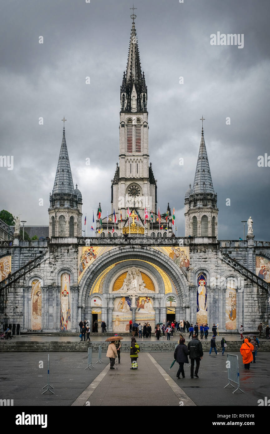 Lourdes (sud-ovest della Francia). 2016/05/20. Santuari più visitati santuario di pellegrinaggio in Francia. Basilica di Nostra Signora del Rosario e la Basilica dell Immacolata Concezione, comunemente noto come la Basilica Superiore, sono situati da parte del Gave de Lourdes fiume all'interno del Santuario di Nostra Signora di Lourdes. Foto Stock